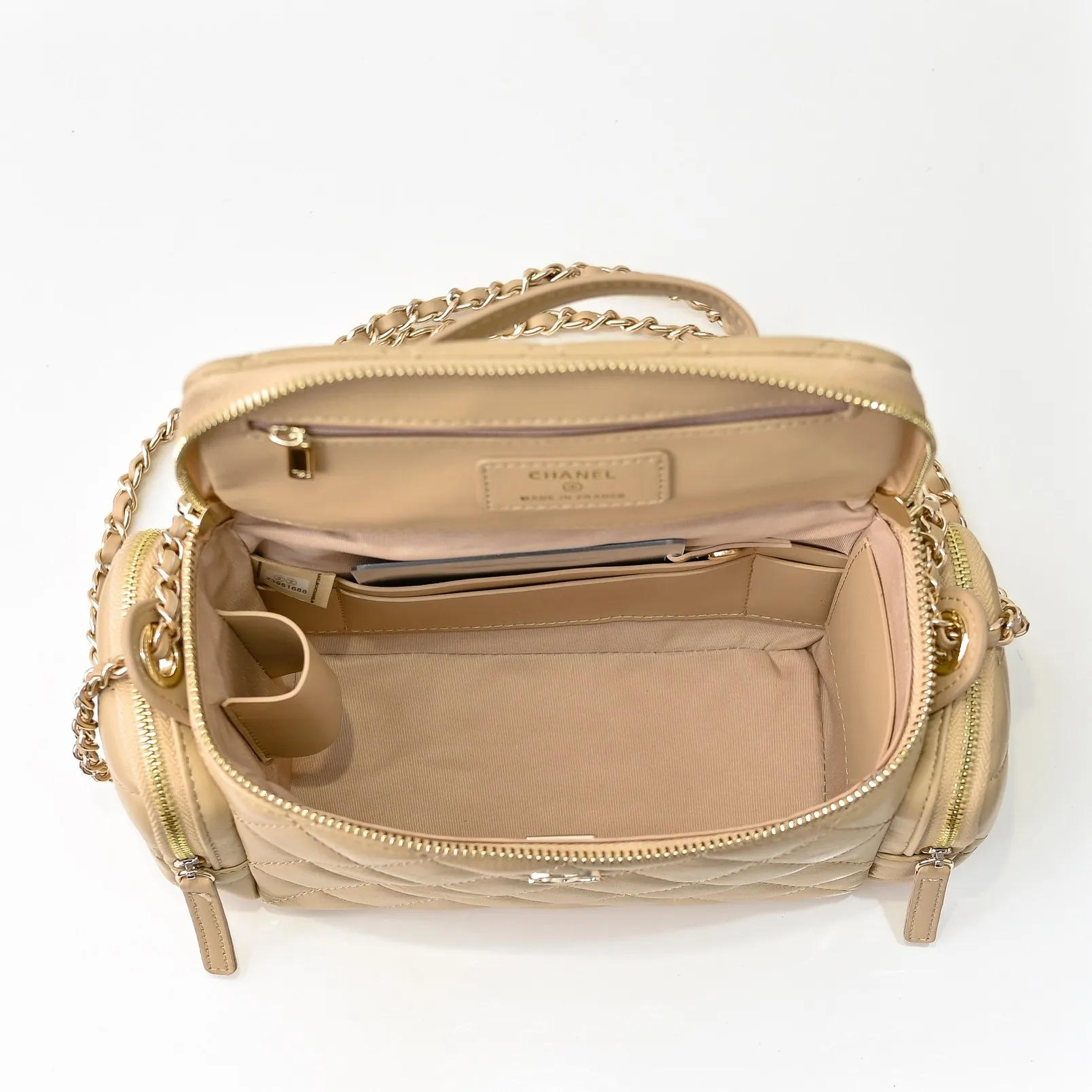 💰520￥👑CHANEL24K new camera bag📷 Full marks for high-end, worth recommending. Lambskin with metal chain. The small and exquisite camera shape with golden embellishments not only adds a touch of playfulness, but also makes the whole thing more romantic and elegant~ This bag adds a touch of elf-like agility. It is a versatile item that can be worn on the shoulder or crossbody! Size: 24x13cm Style number: 1216