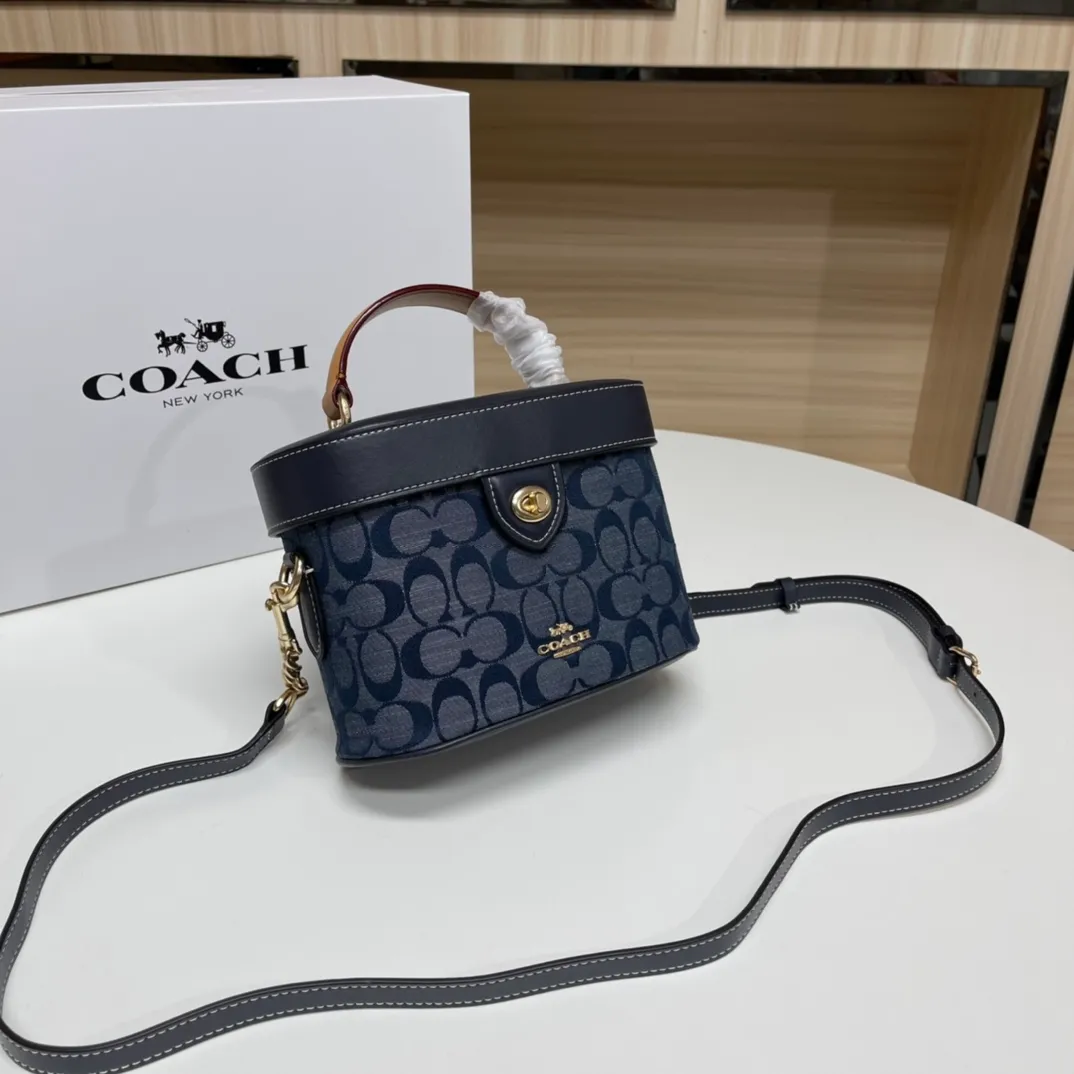 Batch 480💰. Original coach/Coach new model 5503 Chambray series cosmetic bag, first layer cowhide stitching model. Fashionable and versatile. Fresh and cute. Dimensions: width 20X height 14X11.5. 🌸