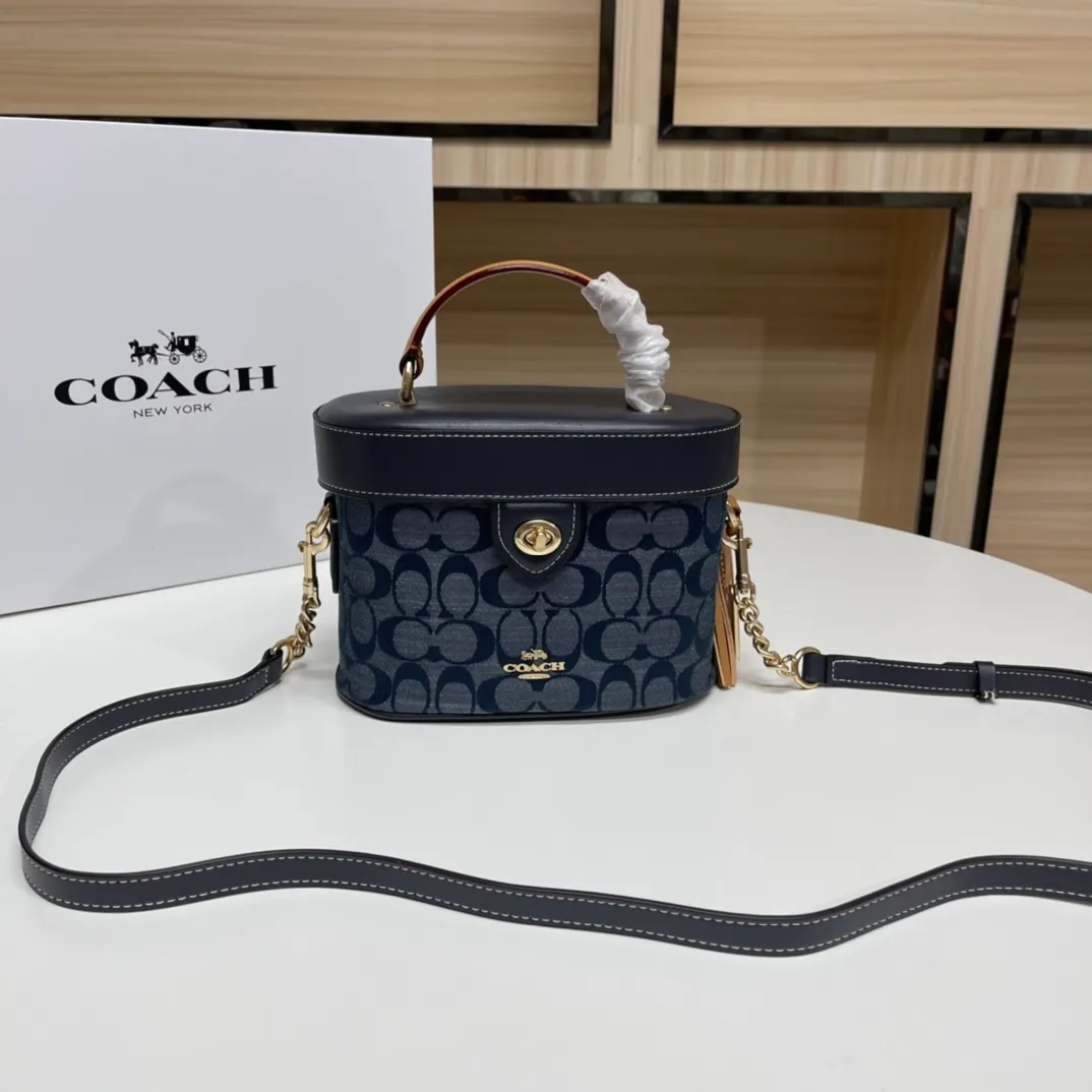 Batch 480💰. Original coach/Coach new model 5503 Chambray series cosmetic bag, first layer cowhide stitching model. Fashionable and versatile. Fresh and cute. Dimensions: width 20X height 14X11.5. 🌸