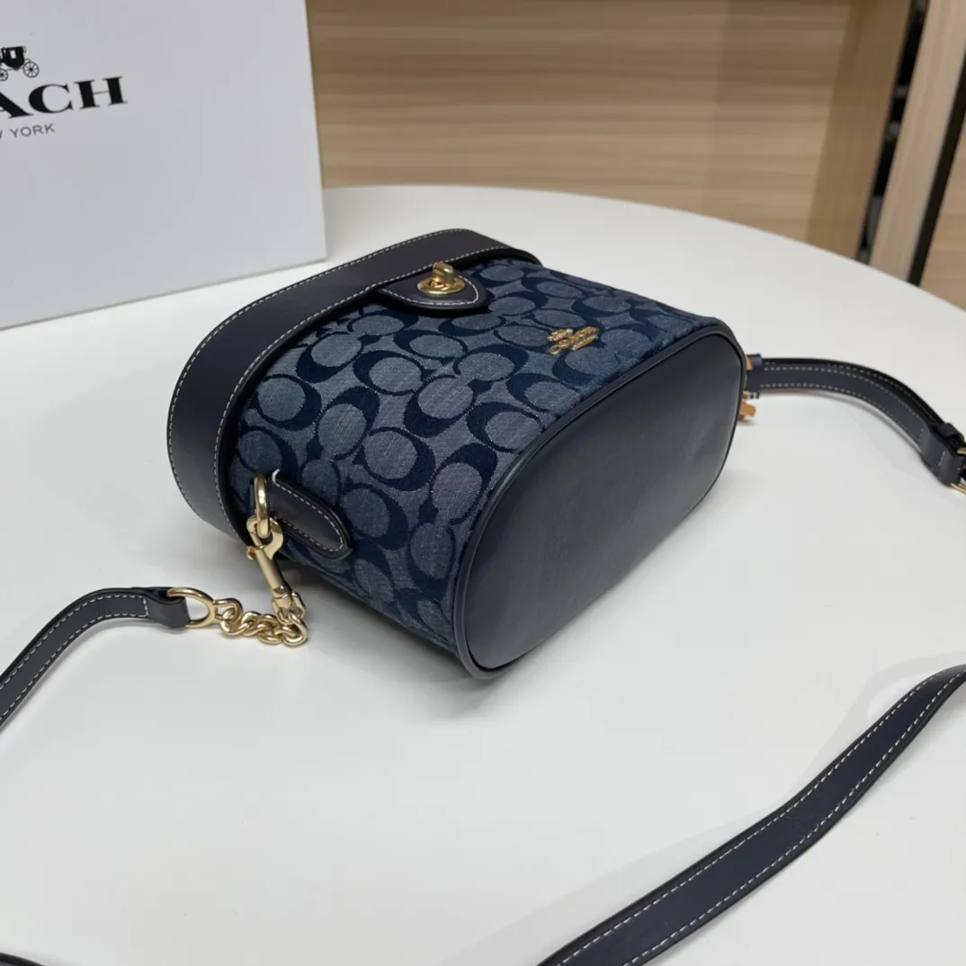 Batch 480💰. Original coach/Coach new model 5503 Chambray series cosmetic bag, first layer cowhide stitching model. Fashionable and versatile. Fresh and cute. Dimensions: width 20X height 14X11.5. 🌸