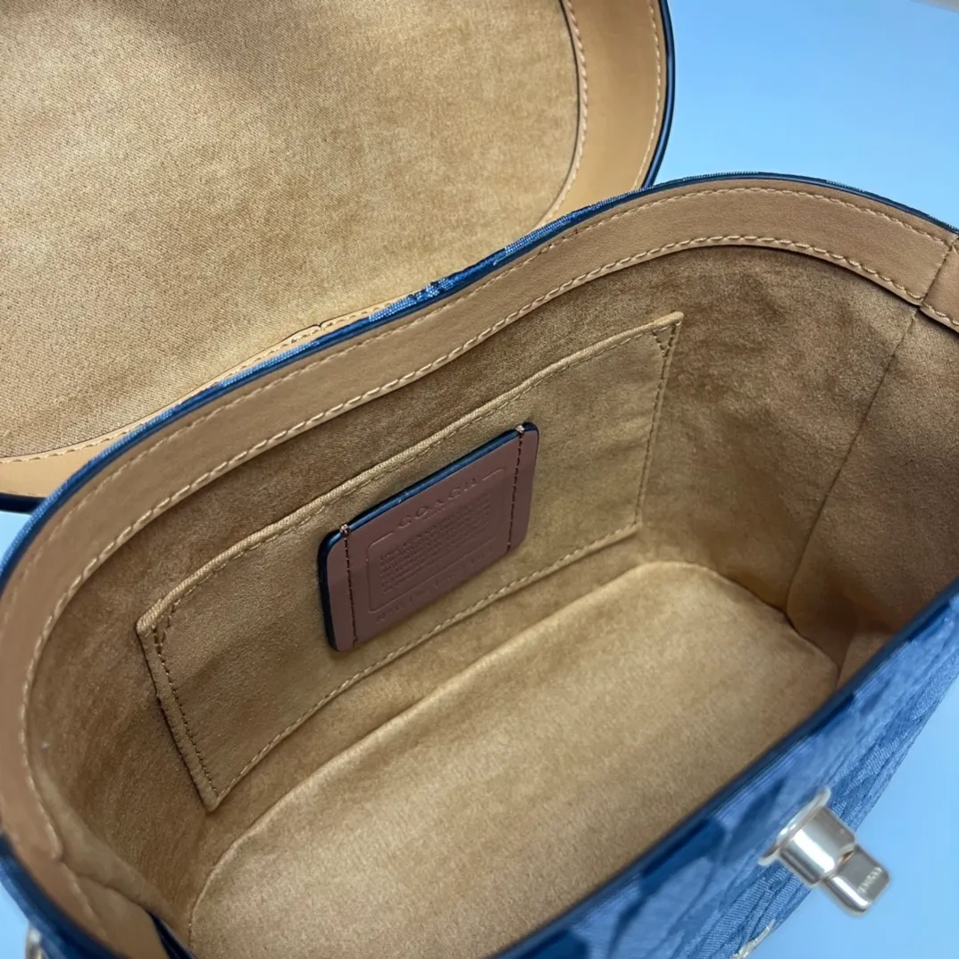 Batch 480💰. Original coach/Coach new model 5503 Chambray series cosmetic bag, first layer cowhide stitching model. Fashionable and versatile. Fresh and cute. Dimensions: width 20X height 14X11.5. 🌸