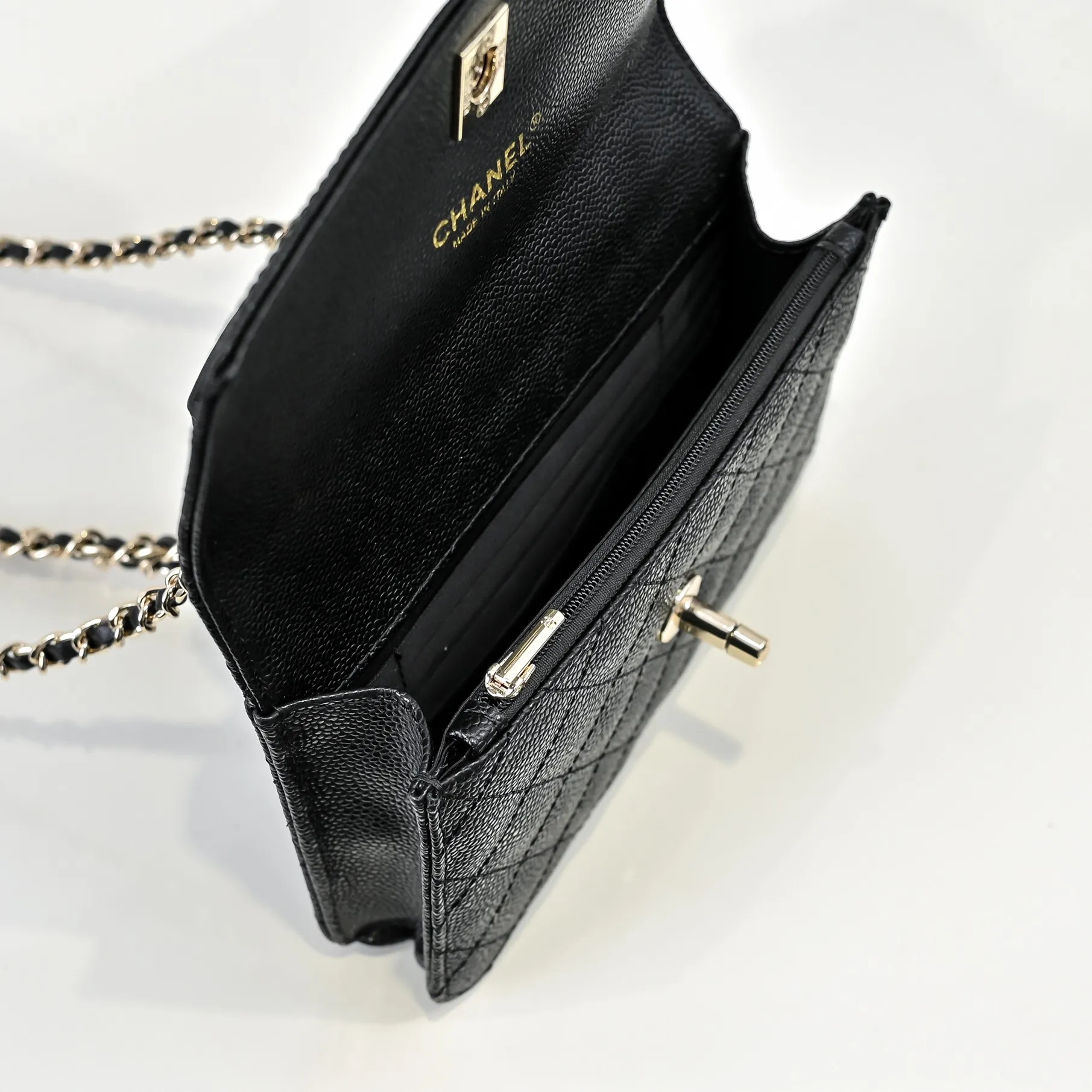💰420￥Chanel25C spring and summer new logo handbag, shoulder bag, calfskin with gold metal, you can feel the fresh and refined fashion atmosphere at a glance! With its classic design, every detail of it reveals sophistication and elegance. Whether it is the iconic rhombus pattern or the double C logo, it is irresistible, whether it is a formal occasion or a casual trip, it can be perfectly matched. I like it. Size: 178x13cm, style number: 1222