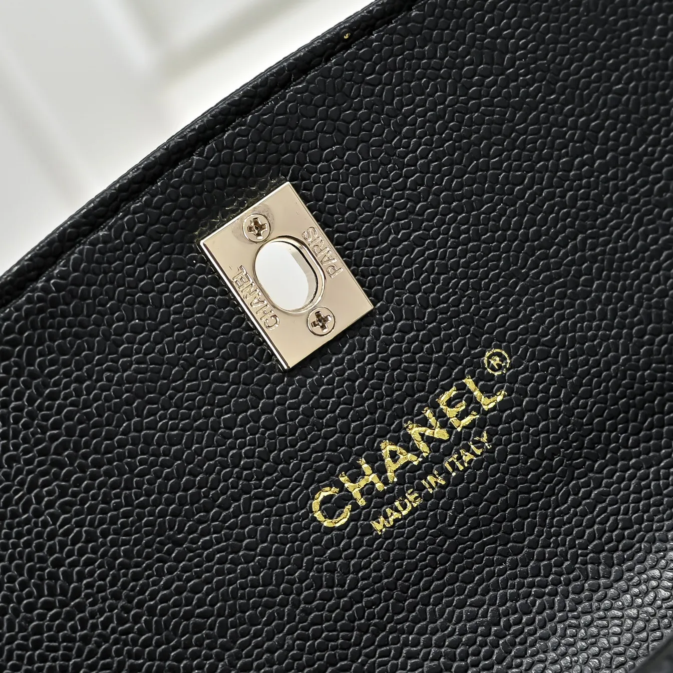 💰420￥Chanel25C spring and summer new logo handbag, shoulder bag, calfskin with gold metal, you can feel the fresh and refined fashion atmosphere at a glance! With its classic design, every detail of it reveals sophistication and elegance. Whether it is the iconic rhombus pattern or the double C logo, it is irresistible, whether it is a formal occasion or a casual trip, it can be perfectly matched. I like it. Size: 178x13cm, style number: 1222
