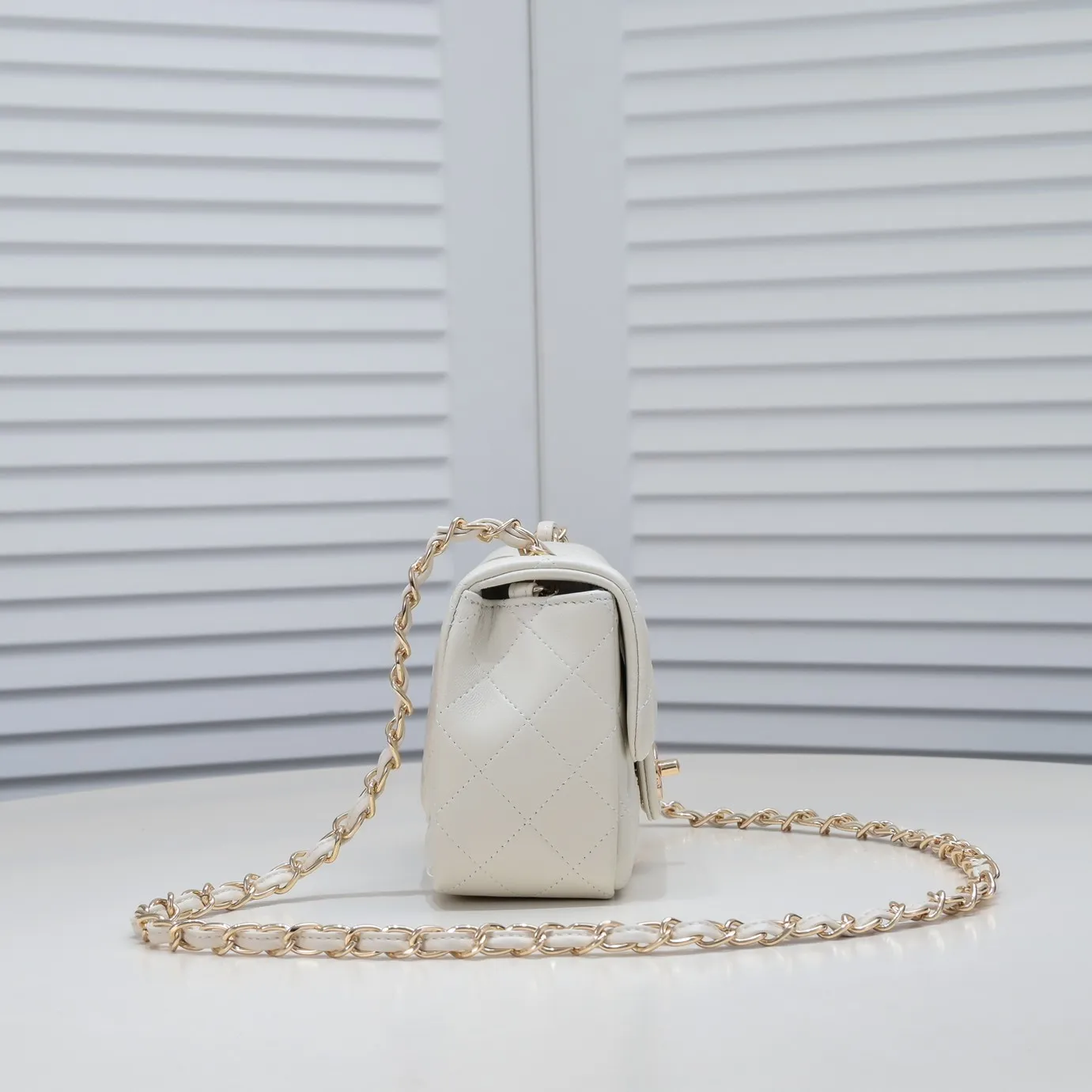 💰310￥ Off-white Chanel🔺🚴🏼💸Choose high-quality sheepskin🌺Original split version to create one to one 💯The hand feel is first-class, 🌲The camera-shaped inspired design fully embodies perfection! [Qiang] [Qiang] Integrates art and practicality, [Ladybug] Gorgeous and low-key plump 💯📨📨Classic is irresistible, ♒ You have to receive it to understand ✈✈🍭🍭Insist on high quality and low price🐟🐟, model number: 1115, size: 17.5*13*5 cm