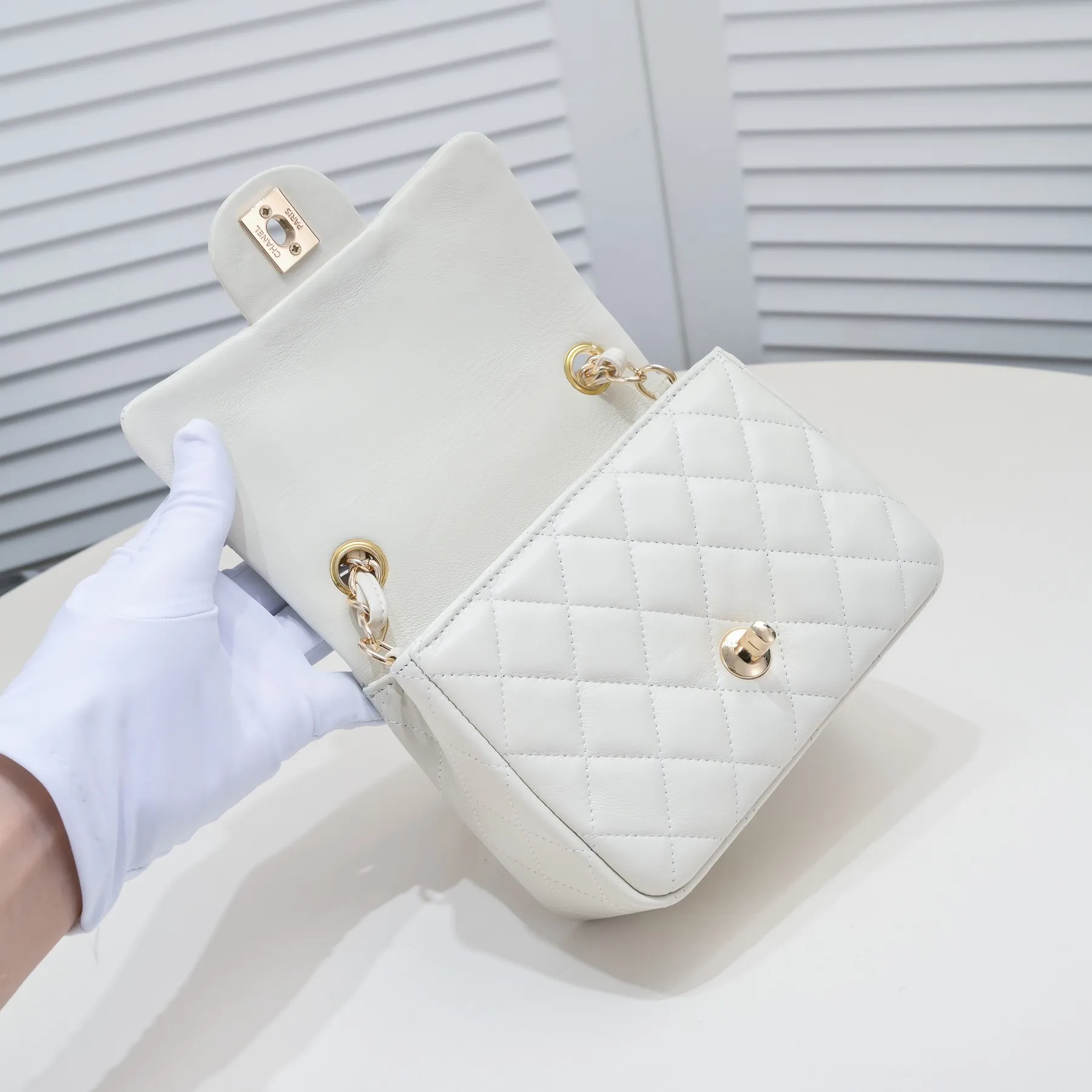 💰310￥ Off-white Chanel🔺🚴🏼💸Choose high-quality sheepskin🌺Original split version to create one to one 💯The hand feel is first-class, 🌲The camera-shaped inspired design fully embodies perfection! [Qiang] [Qiang] Integrates art and practicality, [Ladybug] Gorgeous and low-key plump 💯📨📨Classic is irresistible, ♒ You have to receive it to understand ✈✈🍭🍭Insist on high quality and low price🐟🐟, model number: 1115, size: 17.5*13*5 cm