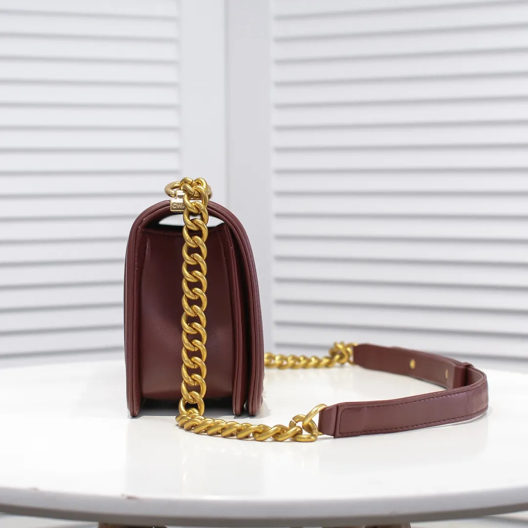 💰420￥ (Full sheepskin with original hardware) [Smile] Chanel Chanel 👑 Lambskin [Lightning] Thickened electroplated hardware accessories 🌈 Workmanship is comparable to the original order 💪 The bottom can be pinched Marks rebound, absolutely spot-on, real-life photos, fashionable and durable💪💪High-end quality, no pressure in and out of the drill cabinet💏, size 25*15*8cm, model number: 67086 gold V grid