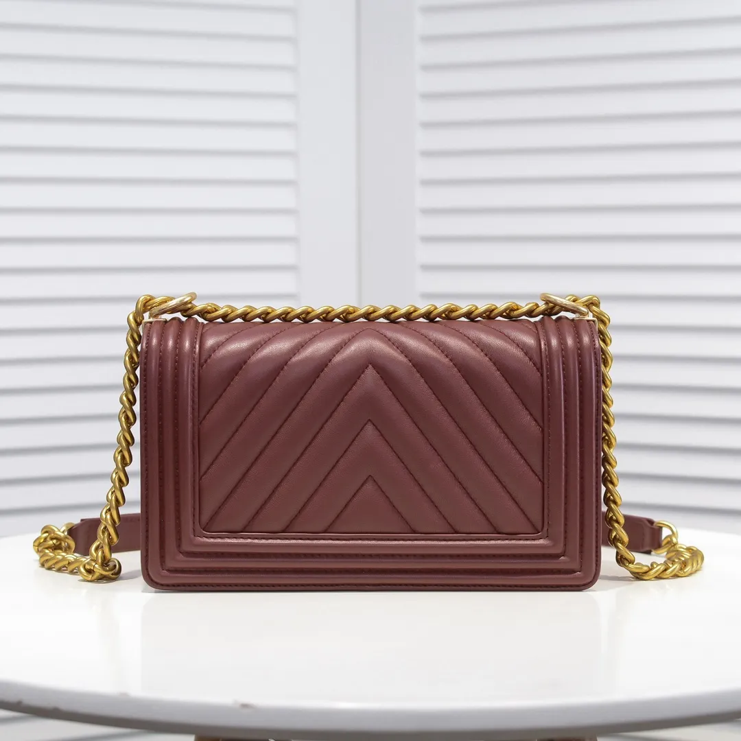 💰420￥ (Full sheepskin with original hardware) [Smile] Chanel Chanel 👑 Lambskin [Lightning] Thickened electroplated hardware accessories 🌈 Workmanship is comparable to the original order 💪 The bottom can be pinched Marks rebound, absolutely spot-on, real-life photos, fashionable and durable💪💪High-end quality, no pressure in and out of the drill cabinet💏, size 25*15*8cm, model number: 67086 gold V grid