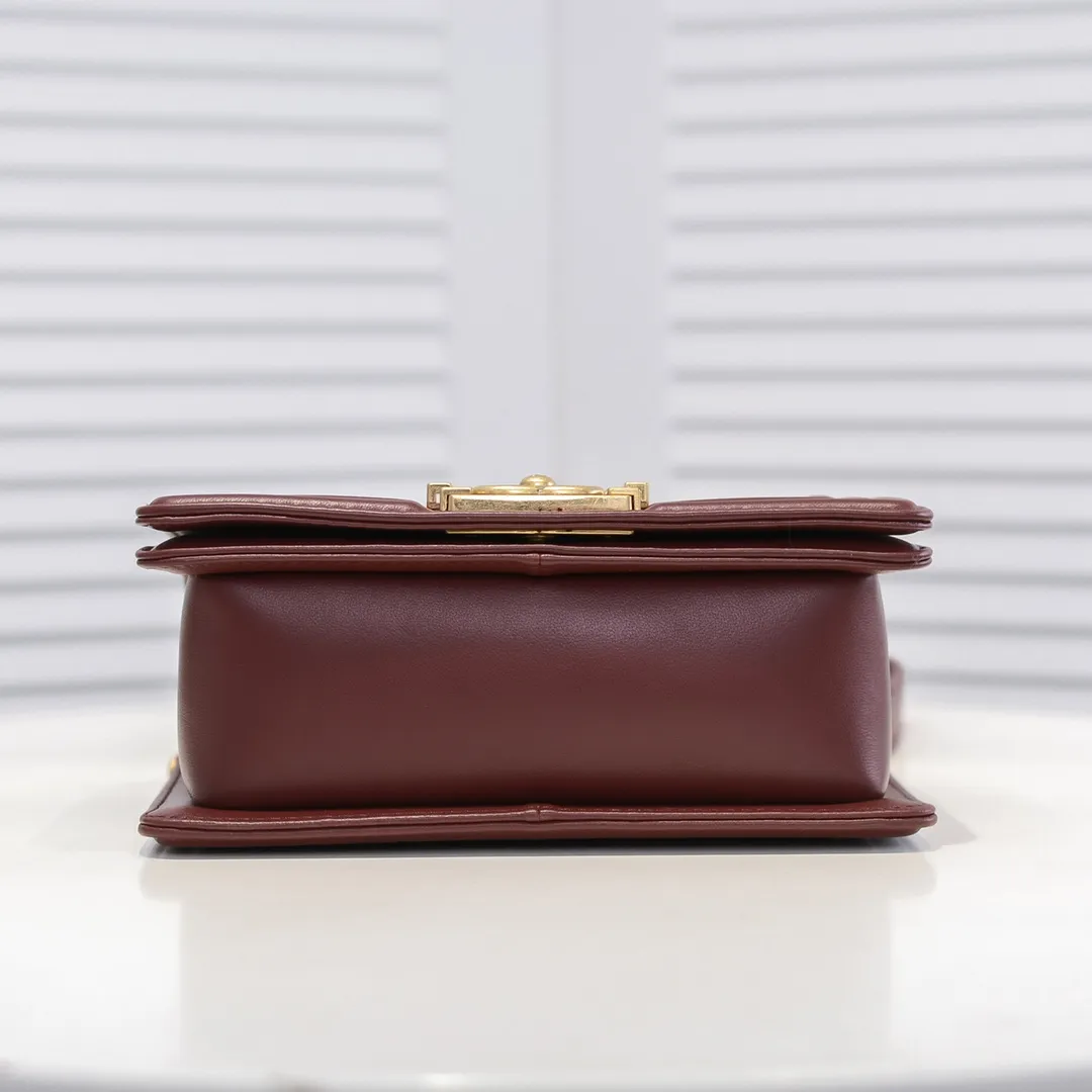 💰400￥ (Full sheepskin with original hardware) [Smile] Chanel Chanel 👑 Lambskin [Lightning] Thickened electroplated hardware accessories 🌈 Workmanship is comparable to the original order 💪 The bottom can be pinched and rebounded without trace, absolutely spot-on and real-life, fashionable and durable 💪💪 High-end quality, no pressure in and out of the drill cabinet 💏, size 20*12*7cm Style number: 67085
