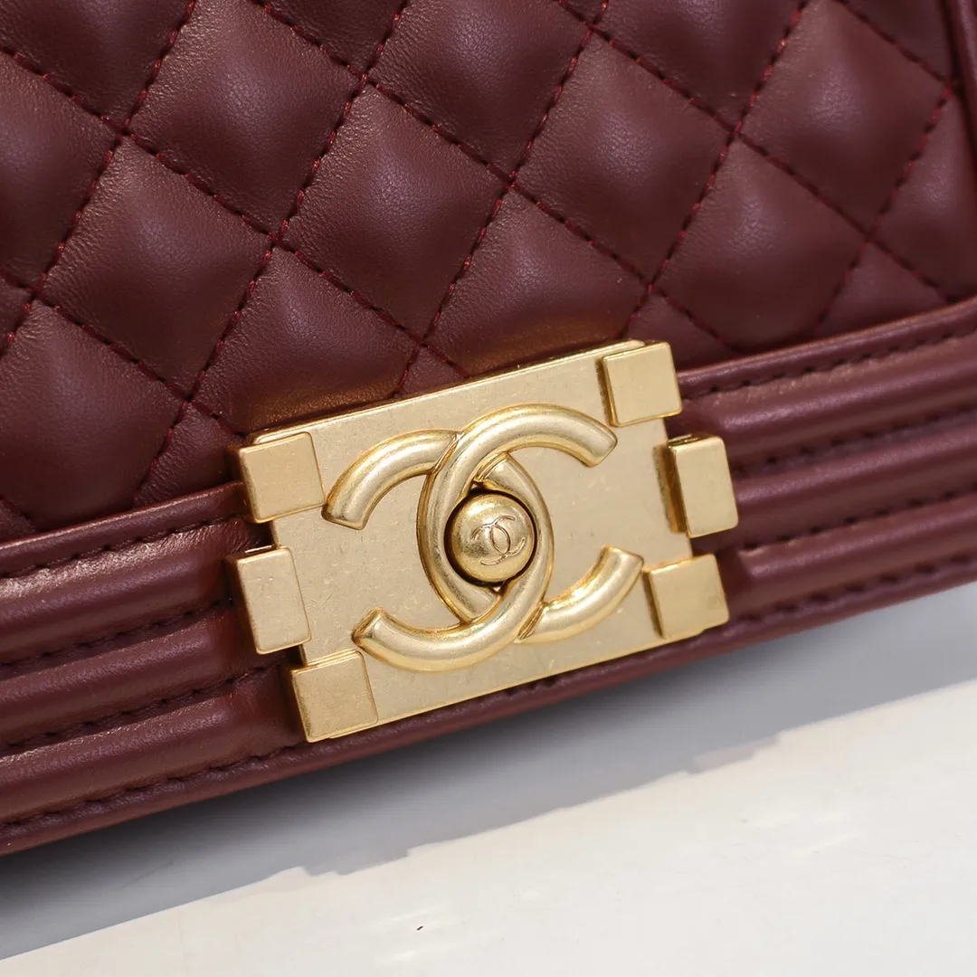 💰400￥ (Full sheepskin with original hardware) [Smile] Chanel Chanel 👑 Lambskin [Lightning] Thickened electroplated hardware accessories 🌈 Workmanship is comparable to the original order 💪 The bottom can be pinched and rebounded without trace, absolutely spot-on and real-life, fashionable and durable 💪💪 High-end quality, no pressure in and out of the drill cabinet 💏, size 20*12*7cm Style number: 67085