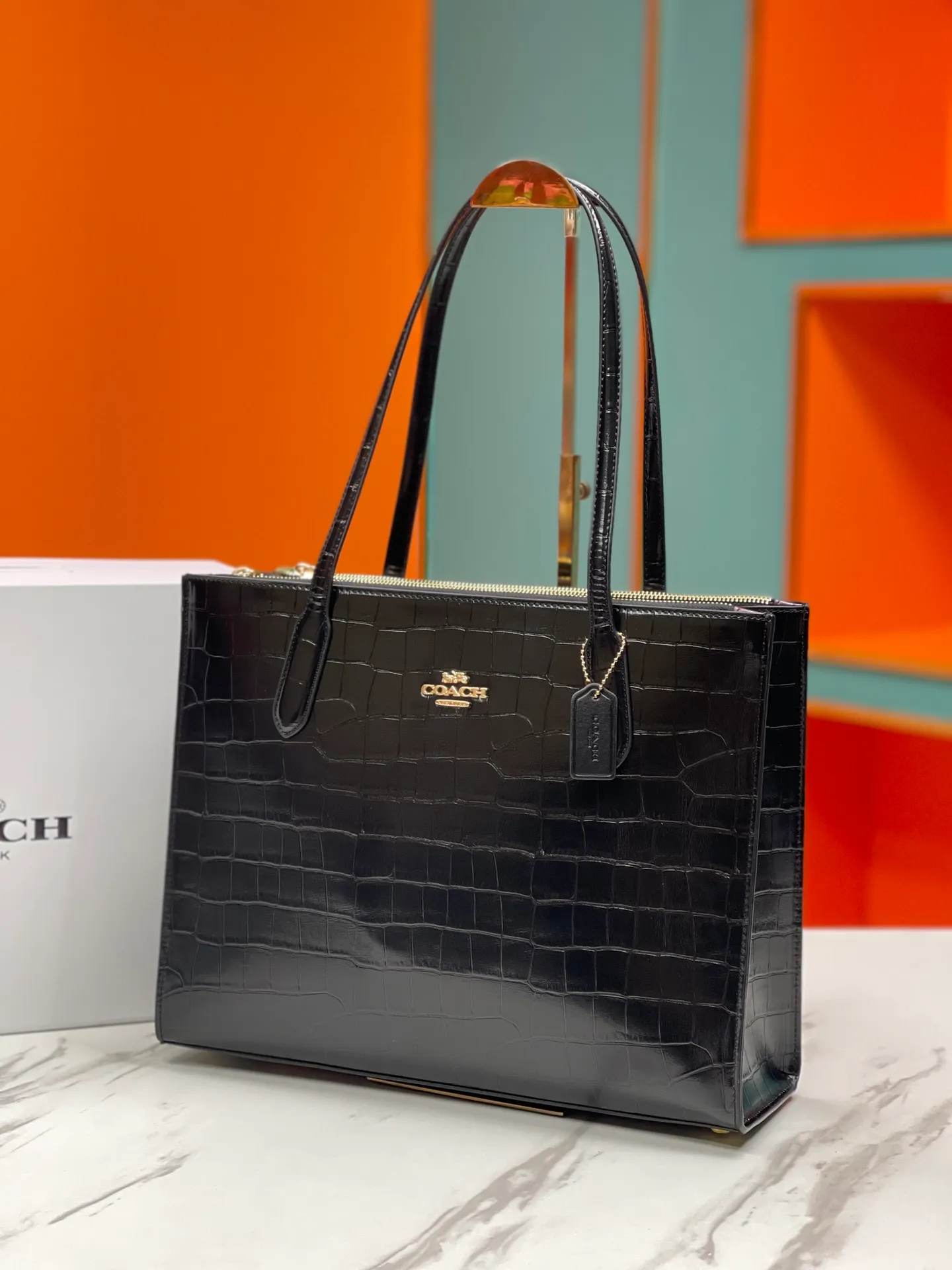 Batch 480💰COACH/Coach new model | Model CL654Nina tote bag is suitable for commuting in the office. It is very versatile and classic. It has a large capacity and can easily accommodate all office needs. Two of the other three compartments have zippers, which facilitates storage of items while ensuring safety. It is a truly practical tote. Size 36/28/8