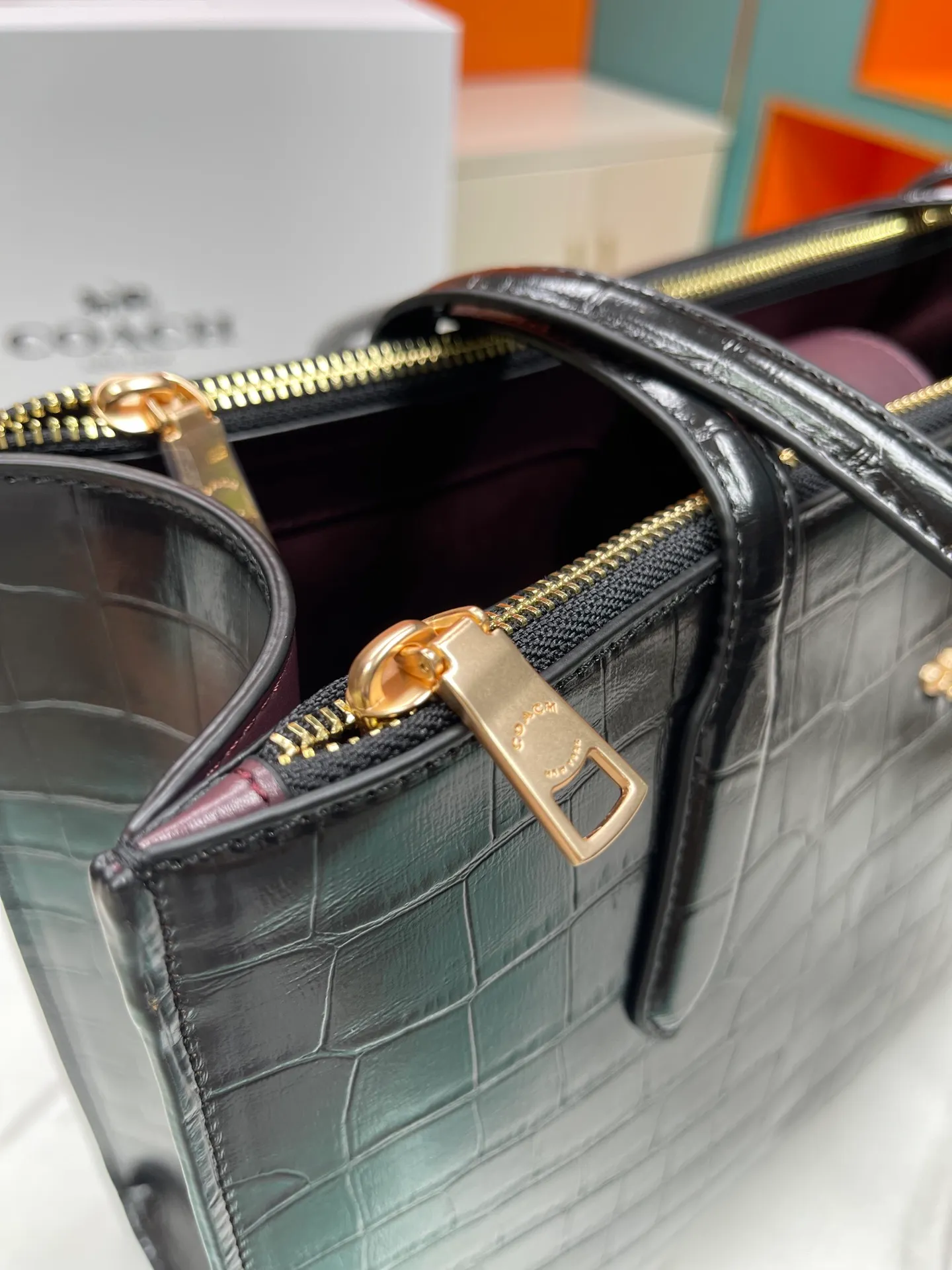 Batch 480💰COACH/Coach new model | Model CL654Nina tote bag is suitable for commuting in the office. It is very versatile and classic. It has a large capacity and can easily accommodate all office needs. Two of the other three compartments have zippers, which facilitates storage of items while ensuring safety. It is a truly practical tote. Size 36/28/8