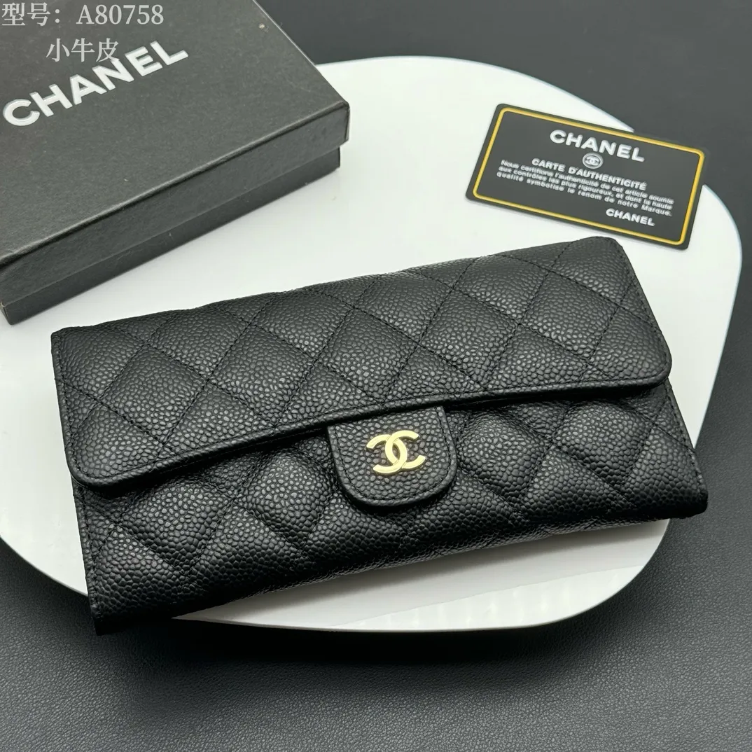 💰190 💎Top quality, full leather inside and outside 💓𝑪𝑯𝑨𝑵𝑬𝑳Chanel Caviar/Black Gold, same as Fragrance counter, original quality! The new bifold is made of imported sheepskin and imported caviar cowhide, which are made with precision. The exquisite original iconic logo is eye-catching and makes girls irresistible! A zipper bag, a large cash slot, multiple compartments, and a perfect size. Whether it is placed in a large bag or a small bag or held in the palm of your hand, it is eye-catching and hard to put down. It is not only exquisite but also extremely practical! Xiaoxiang imported Italian grained calfskin Item number: A80758 Size: w19×h10.5×3cm