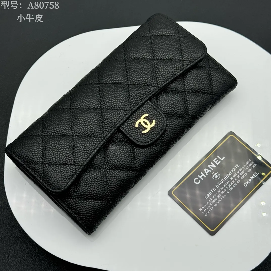 💰190 💎Top quality, full leather inside and outside 💓𝑪𝑯𝑨𝑵𝑬𝑳Chanel Caviar/Black Gold, same as Fragrance counter, original quality! The new bifold is made of imported sheepskin and imported caviar cowhide, which are made with precision. The exquisite original iconic logo is eye-catching and makes girls irresistible! A zipper bag, a large cash slot, multiple compartments, and a perfect size. Whether it is placed in a large bag or a small bag or held in the palm of your hand, it is eye-catching and hard to put down. It is not only exquisite but also extremely practical! Xiaoxiang imported Italian grained calfskin Item number: A80758 Size: w19×h10.5×3cm