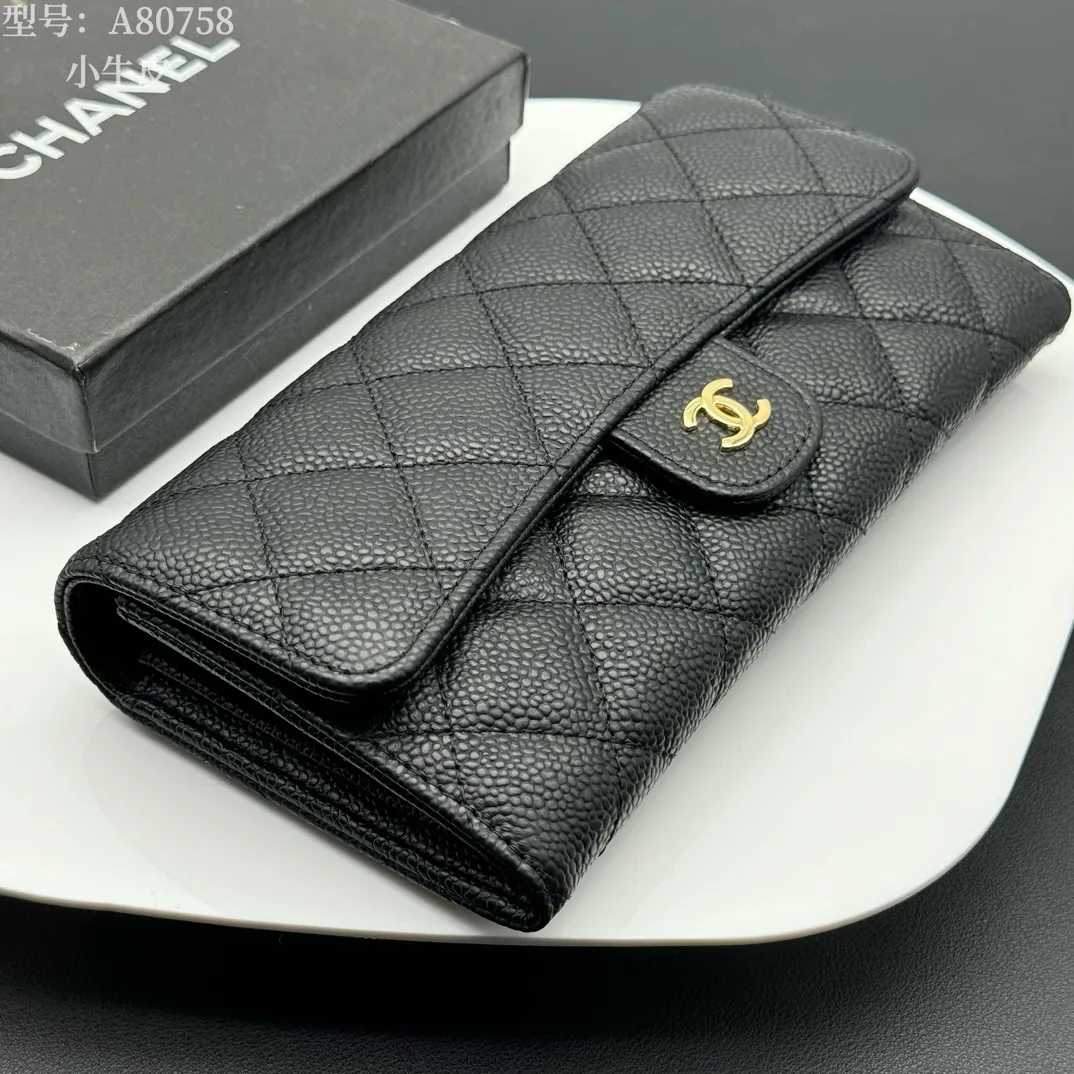 💰190 💎Top quality, full leather inside and outside 💓𝑪𝑯𝑨𝑵𝑬𝑳Chanel Caviar/Black Gold, same as Fragrance counter, original quality! The new bifold is made of imported sheepskin and imported caviar cowhide, which are made with precision. The exquisite original iconic logo is eye-catching and makes girls irresistible! A zipper bag, a large cash slot, multiple compartments, and a perfect size. Whether it is placed in a large bag or a small bag or held in the palm of your hand, it is eye-catching and hard to put down. It is not only exquisite but also extremely practical! Xiaoxiang imported Italian grained calfskin Item number: A80758 Size: w19×h10.5×3cm