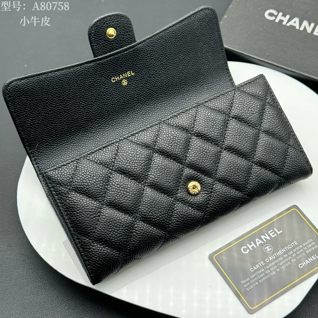 💰190 💎Top quality, full leather inside and outside 💓𝑪𝑯𝑨𝑵𝑬𝑳Chanel Caviar/Black Gold, same as Fragrance counter, original quality! The new bifold is made of imported sheepskin and imported caviar cowhide, which are made with precision. The exquisite original iconic logo is eye-catching and makes girls irresistible! A zipper bag, a large cash slot, multiple compartments, and a perfect size. Whether it is placed in a large bag or a small bag or held in the palm of your hand, it is eye-catching and hard to put down. It is not only exquisite but also extremely practical! Xiaoxiang imported Italian grained calfskin Item number: A80758 Size: w19×h10.5×3cm