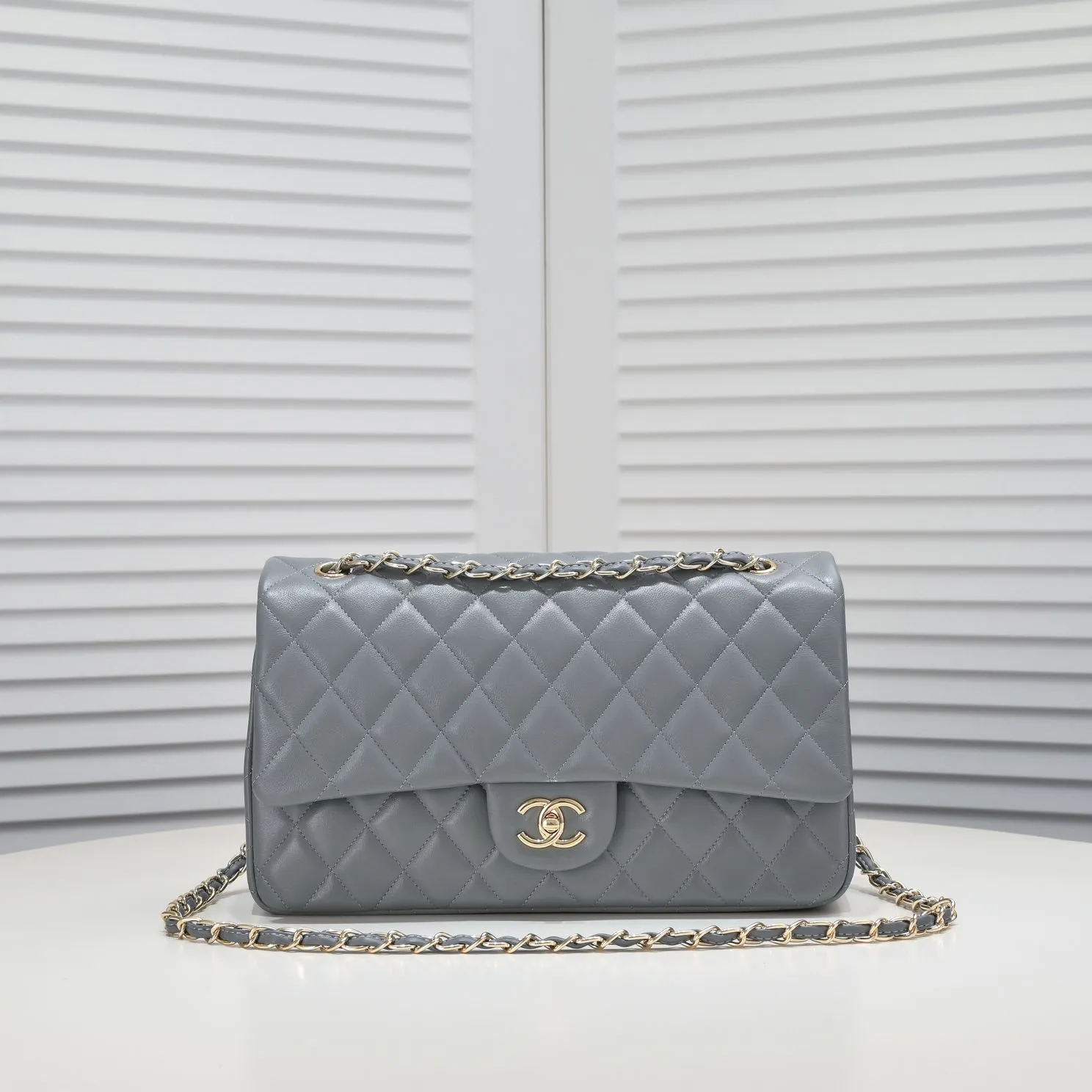 💰460￥Gray [color] Chanel [color] century classic, carefully crafted with exquisite workmanship of every stitch and thread, imported sheepskin with original hardware, full diamond pattern 💯The shape and softness of the whole bag are particularly perfect 👍👍😔😔Classic and irresistible, size: 30X18X8cm, style number: 1113