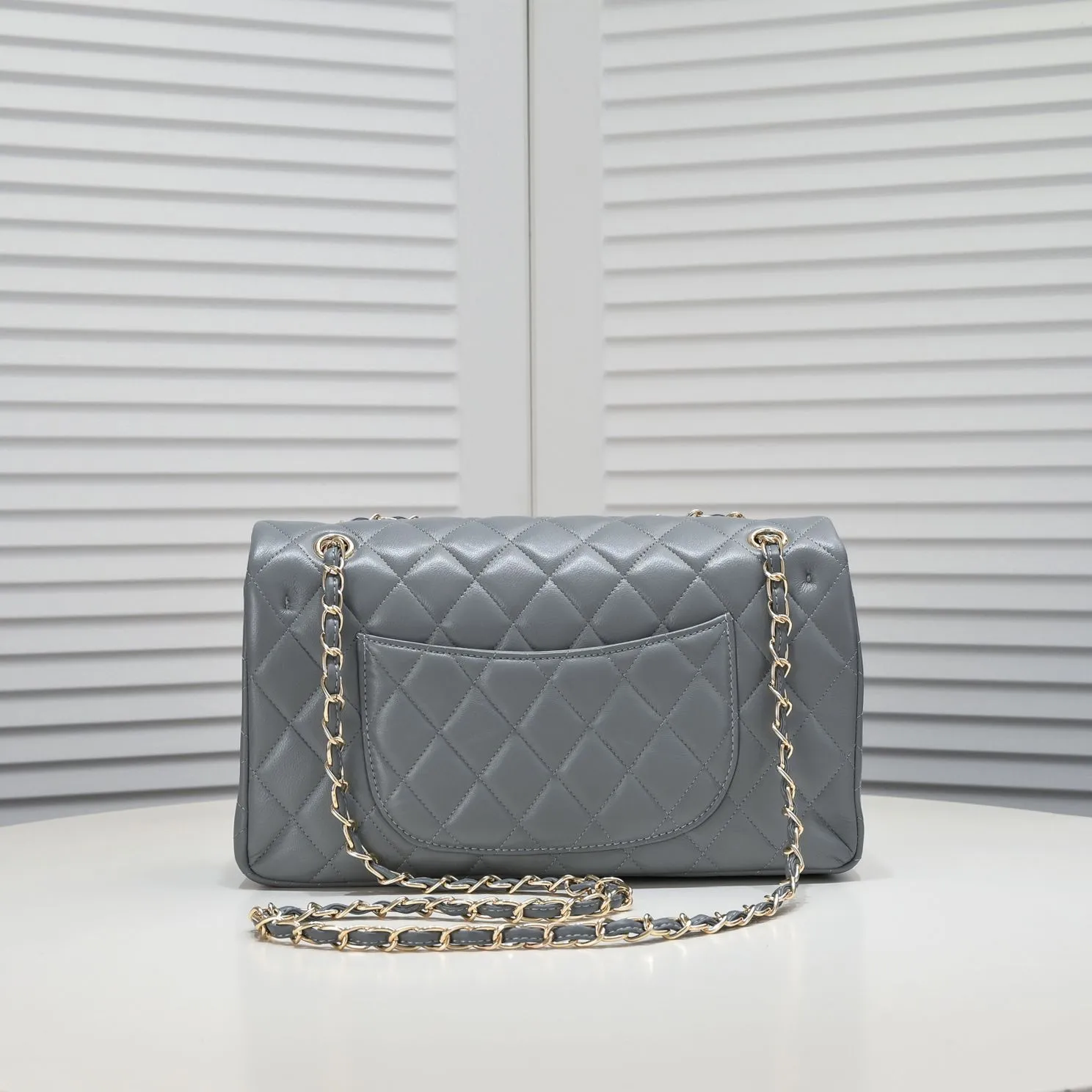 💰460￥Gray [color] Chanel [color] century classic, carefully crafted with exquisite workmanship of every stitch and thread, imported sheepskin with original hardware, full diamond pattern 💯The shape and softness of the whole bag are particularly perfect 👍👍😔😔Classic and irresistible, size: 30X18X8cm, style number: 1113