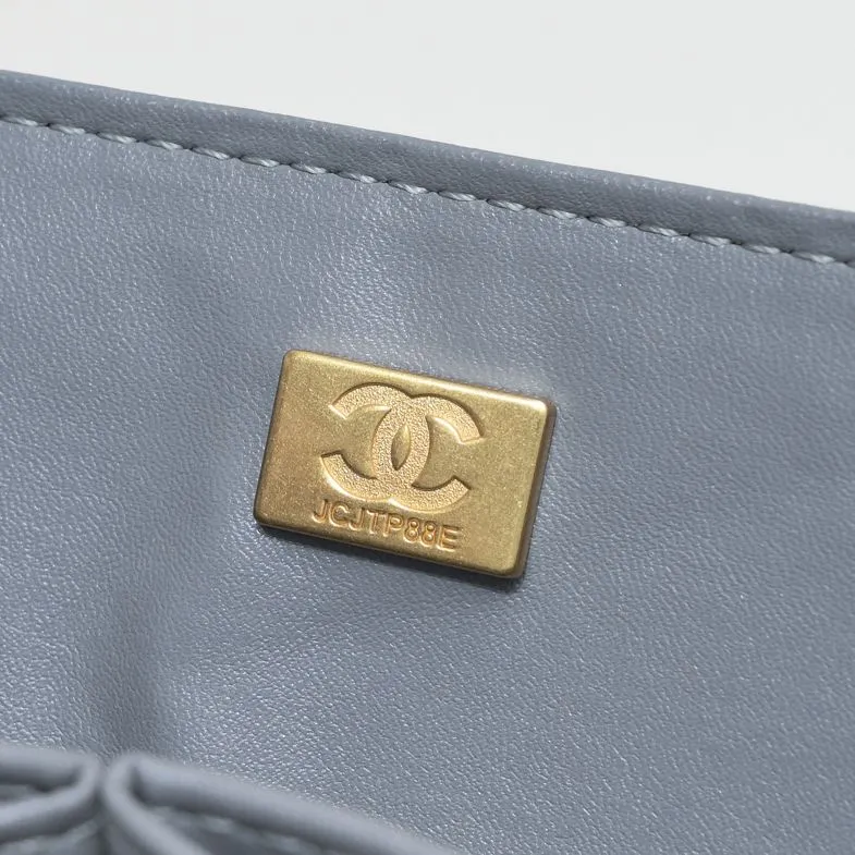 💰460￥Gray [color] Chanel [color] century classic, carefully crafted with exquisite workmanship of every stitch and thread, imported sheepskin with original hardware, full diamond pattern 💯The shape and softness of the whole bag are particularly perfect 👍👍😔😔Classic and irresistible, size: 30X18X8cm, style number: 1113