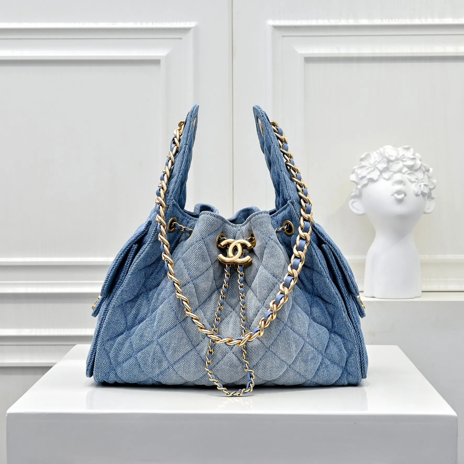 💰500￥Upgraded version of chanel 25c bag king washed gradient denim hobo armpit bag hippie armpit bag small retro gold coin button drawstring bucket bag + diamond pattern + retro black gold classic chain design, full of high-end sense! A must-have for daily travel, with exquisite appearance and delicate texture, it can be easily worn in both casual and formal occasions. Size: 30x26x14cm Style number: 7071 Material: Gradient denim