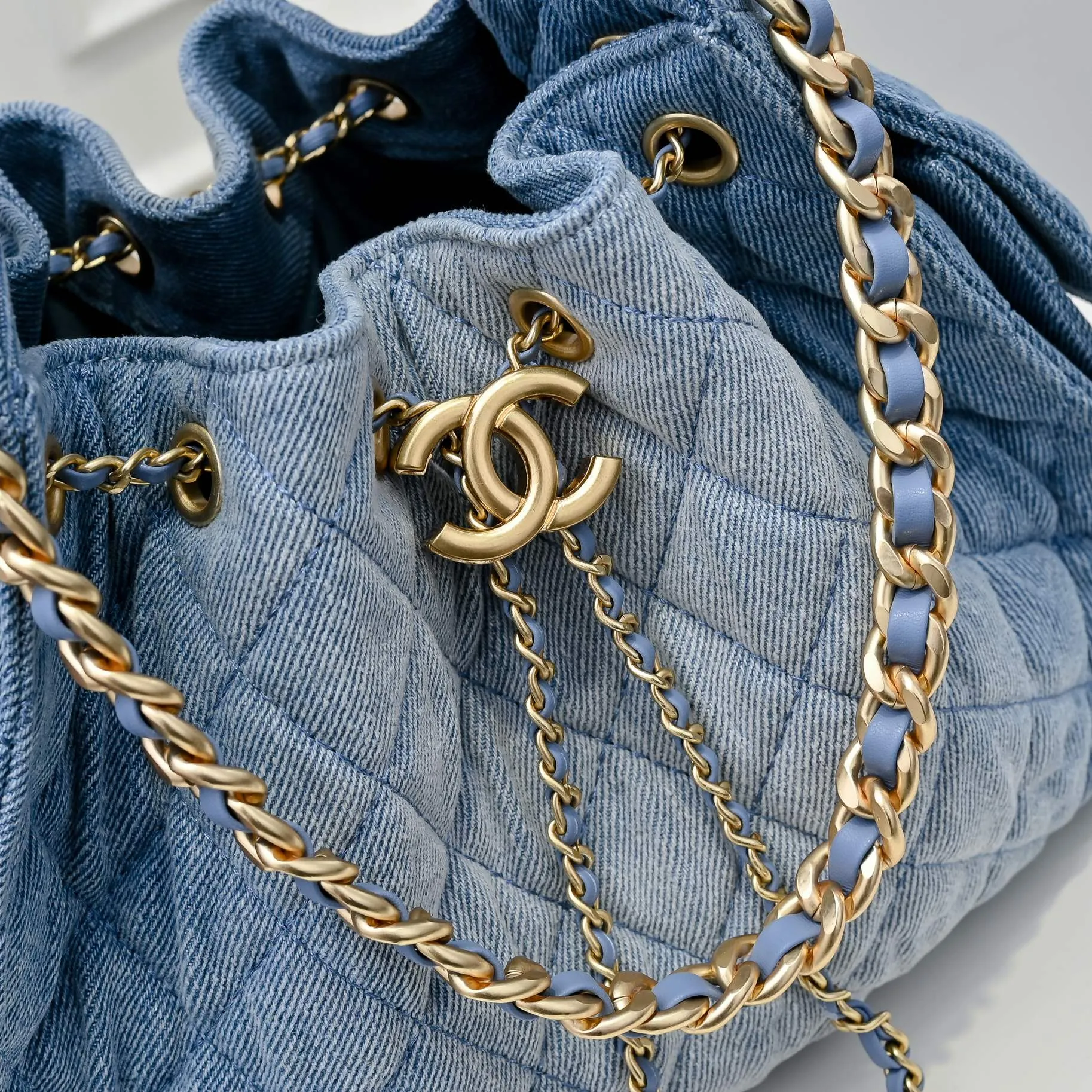 💰500￥Upgraded version of chanel 25c bag king washed gradient denim hobo armpit bag hippie armpit bag small retro gold coin button drawstring bucket bag + diamond pattern + retro black gold classic chain design, full of high-end sense! A must-have for daily travel, with exquisite appearance and delicate texture, it can be easily worn in both casual and formal occasions. Size: 30x26x14cm Style number: 7071 Material: Gradient denim