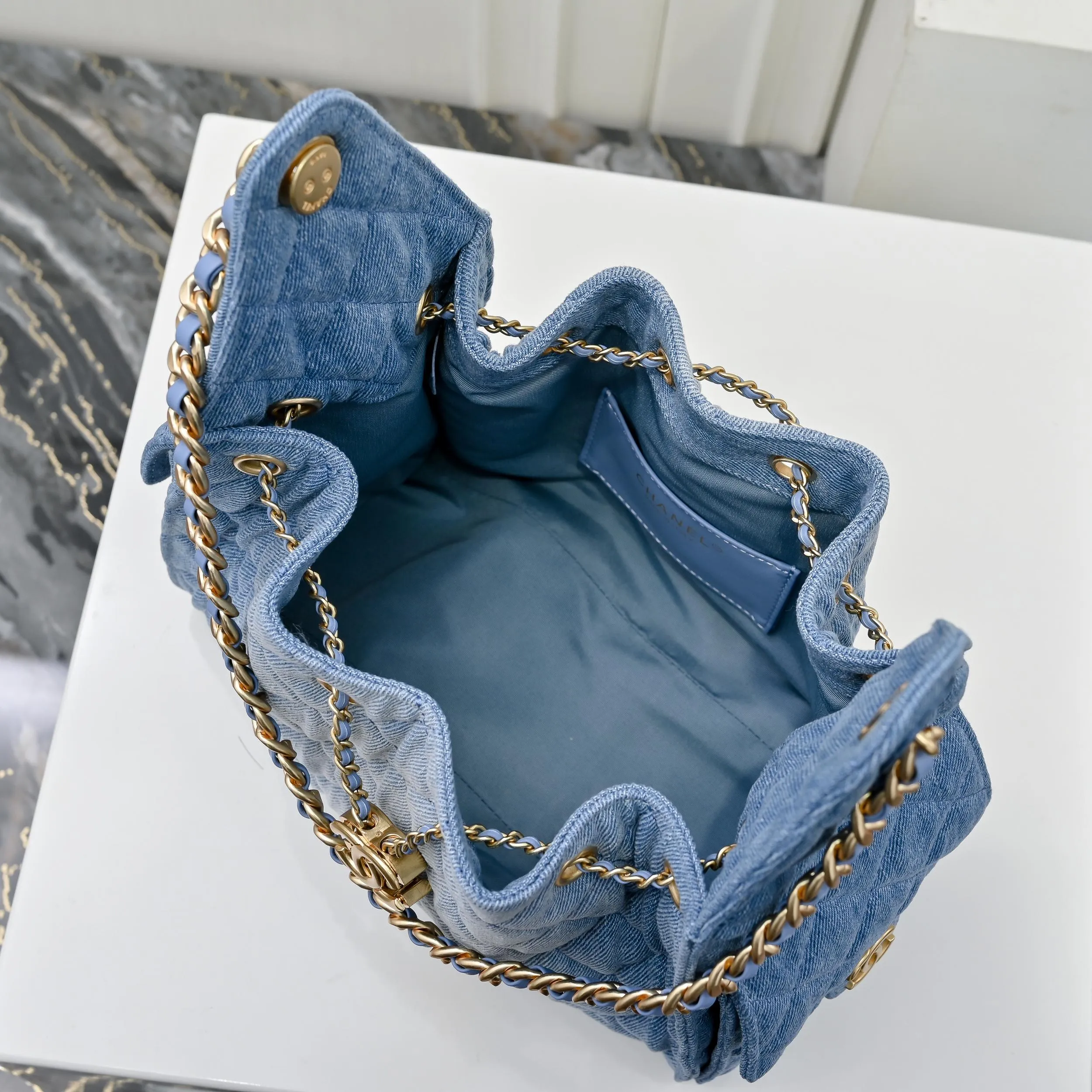 💰500￥Upgraded version of chanel 25c bag king washed gradient denim hobo armpit bag hippie armpit bag small retro gold coin button drawstring bucket bag + diamond pattern + retro black gold classic chain design, full of high-end sense! A must-have for daily travel, with exquisite appearance and delicate texture, it can be easily worn in both casual and formal occasions. Size: 30x26x14cm Style number: 7071 Material: Gradient denim