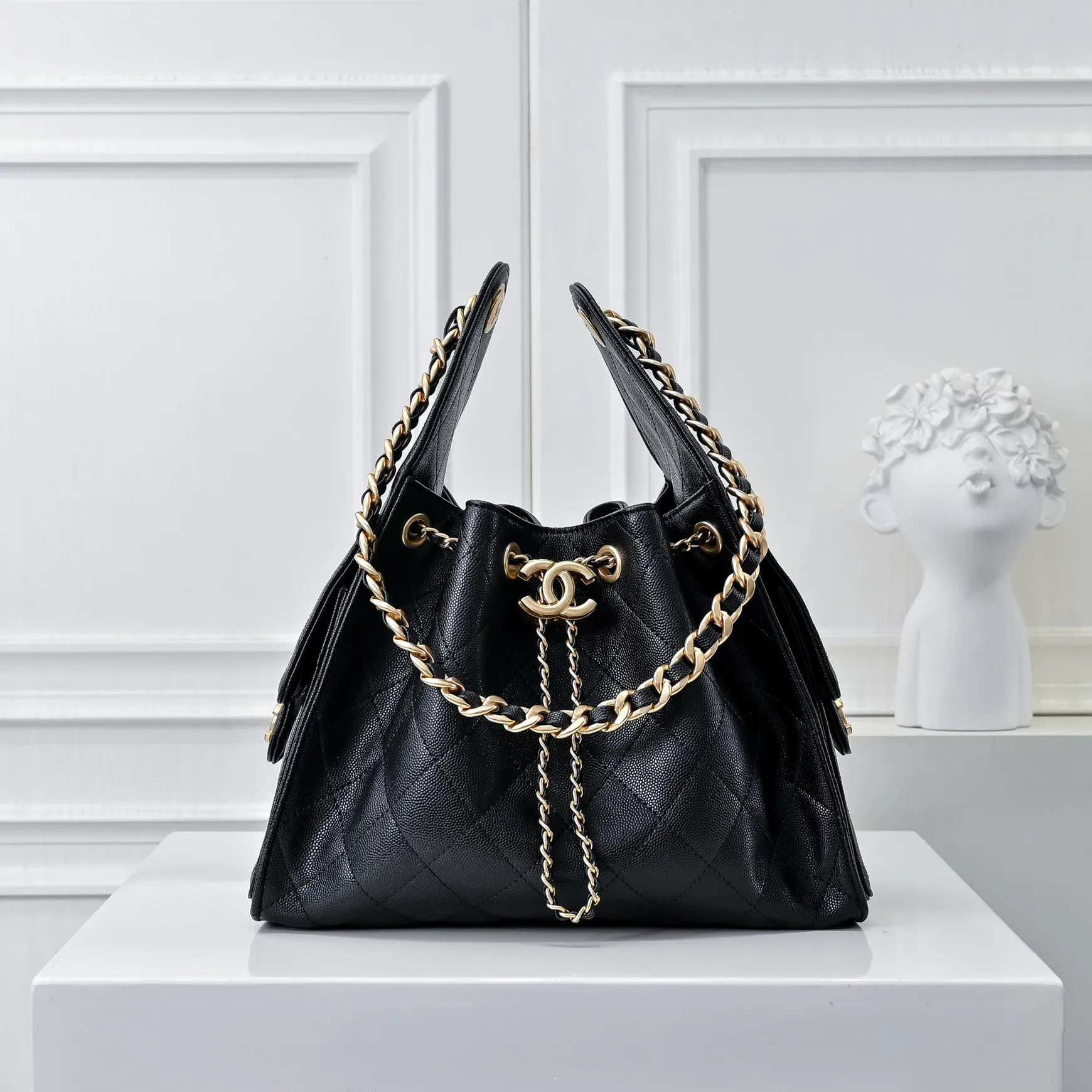 💰500￥Upgraded version of chanel 25c bag king ball pattern cowhide hobo armpit bag hippie armpit bag small retro gold coin button drawstring bucket bag + rhombus pattern + retro black gold classic chain design, full of high-end sense! A must-have for daily travel, with exquisite appearance and delicate texture, it can be easily worn in both casual and formal occasions. Size: 30x26x14cm Style number: 7071 Material: black ball pattern