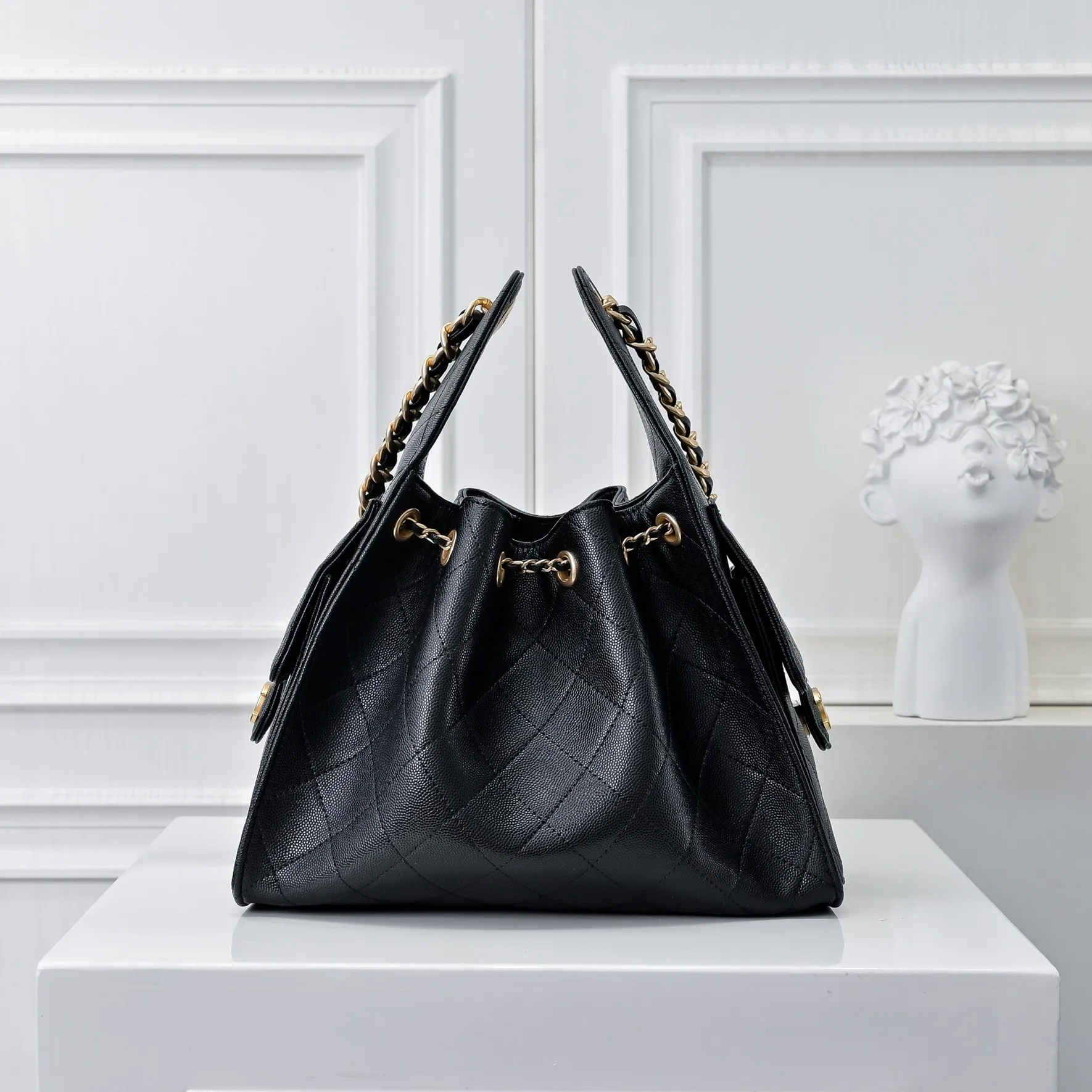 💰500￥Upgraded version of chanel 25c bag king ball pattern cowhide hobo armpit bag hippie armpit bag small retro gold coin button drawstring bucket bag + rhombus pattern + retro black gold classic chain design, full of high-end sense! A must-have for daily travel, with exquisite appearance and delicate texture, it can be easily worn in both casual and formal occasions. Size: 30x26x14cm Style number: 7071 Material: black ball pattern