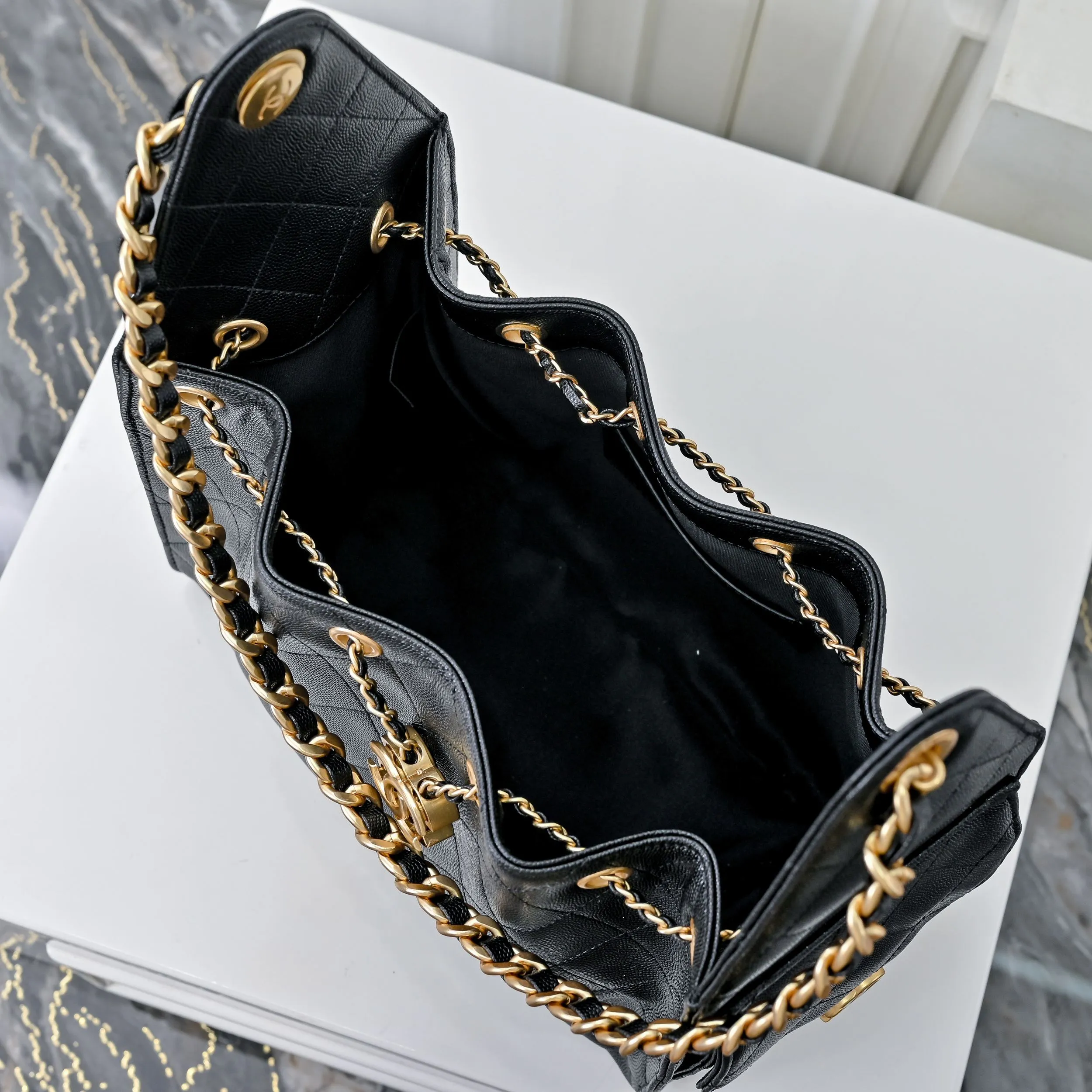 💰500￥Upgraded version of chanel 25c bag king ball pattern cowhide hobo armpit bag hippie armpit bag small retro gold coin button drawstring bucket bag + rhombus pattern + retro black gold classic chain design, full of high-end sense! A must-have for daily travel, with exquisite appearance and delicate texture, it can be easily worn in both casual and formal occasions. Size: 30x26x14cm Style number: 7071 Material: black ball pattern