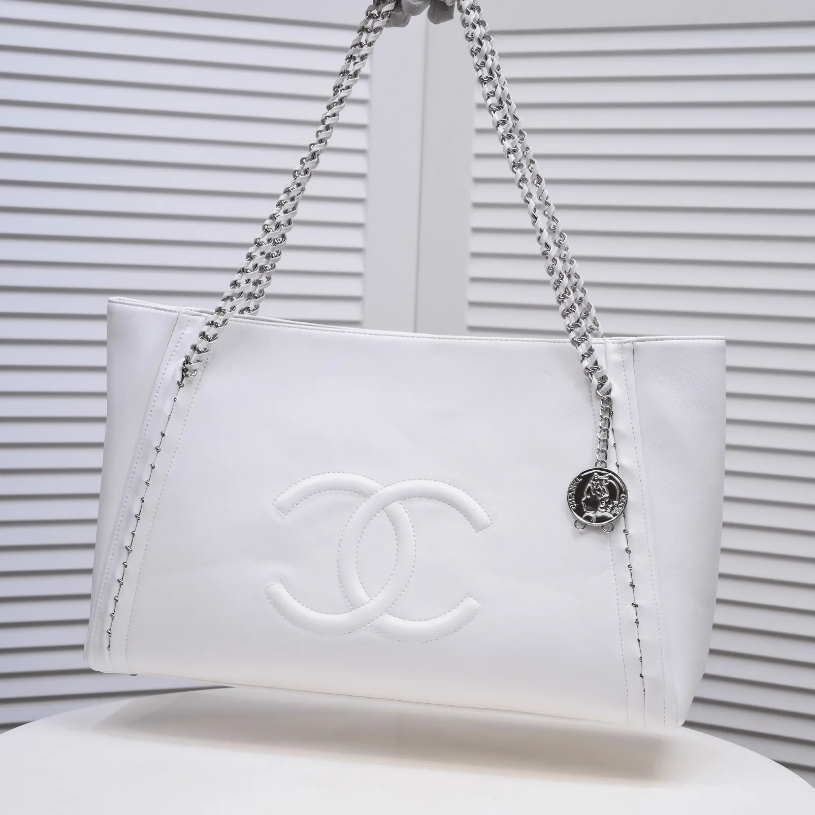 💰480￥Chanel new shopping bag in stock✨✨Chanl A2021 high-end handmade workshop new product tote bag shopping bag 🛍️Simple solid color large logo with woven hardware chain shoulder strap, with silver logo pendant, reflecting the characteristics of the entire bag. It will definitely become a Vintage style in the future! The cowhide leather is super soft, simple, low-key but luxurious, super large capacity, portable and shoulder-carryable! It can hold everything you need for daily outings. This is a perfect bag for holidays! I have to love it💅Model number: 9068 size 42x29cm