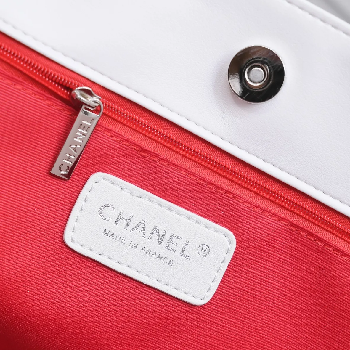 💰480￥Chanel new shopping bag in stock✨✨Chanl A2021 high-end handmade workshop new product tote bag shopping bag 🛍️Simple solid color large logo with woven hardware chain shoulder strap, with silver logo pendant, reflecting the characteristics of the entire bag. It will definitely become a Vintage style in the future! The cowhide leather is super soft, simple, low-key but luxurious, super large capacity, portable and shoulder-carryable! It can hold everything you need for daily outings. This is a perfect bag for holidays! I have to love it💅Model number: 9068 size 42x29cm