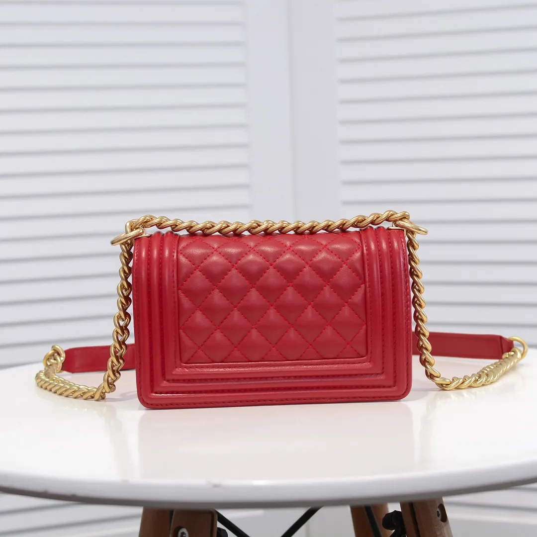 💰400￥ (Full sheepskin with original hardware) [Smile] Chanel Chanel 👑 Lambskin [Lightning] Thickened electroplated hardware accessories 🌈 Workmanship is comparable to the original order 💪 The bottom can be pinched and rebounded without trace, absolutely spot-on and real-life, fashionable and durable 💪💪 High-end quality, no pressure in and out of the drill cabinet 💏, size 20*12*7cm Style number: 67085