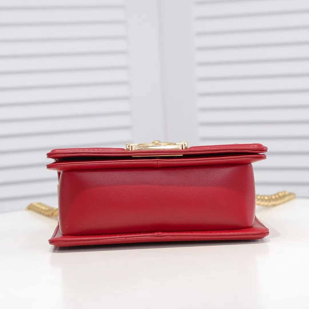 💰400￥ (Full sheepskin with original hardware) [Smile] Chanel Chanel 👑 Lambskin [Lightning] Thickened electroplated hardware accessories 🌈 Workmanship is comparable to the original order 💪 The bottom can be pinched and rebounded without trace, absolutely spot-on and real-life, fashionable and durable 💪💪 High-end quality, no pressure in and out of the drill cabinet 💏, size 20*12*7cm Style number: 67085