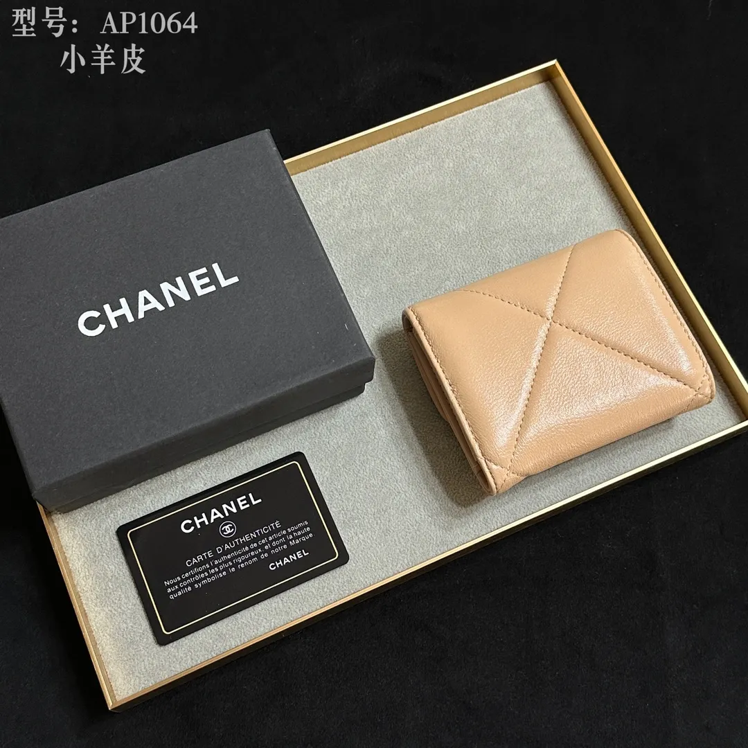 💰170 💎Top quality💖 𝑪𝑯𝑨𝑵𝑬𝑳 All sheepskin inside and outside 💕 Grandma’s annual hot 19 series The only series named after the year 2019; it was created by Lafayette and the current design director during his lifetime, witnessing the alternation of the two eras of the brand, uniquely meaningful! The enlarged rhombus pattern presents the leather chain style in the large Double C logo, giving it a strong nostalgic retro style. 19 series small mouth cover pure goat leather! Comes with new luogo. Stylish and elegant/original quality! The details are stunningly beautiful. Model: AP2158. Size: 10.7*9.5*2.7cm