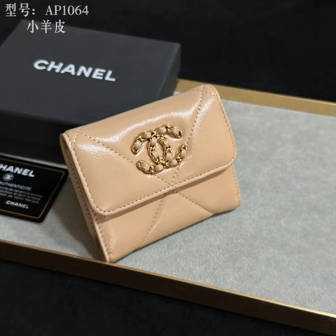 💰170 💎Top quality💖 𝑪𝑯𝑨𝑵𝑬𝑳 All sheepskin inside and outside 💕 Grandma’s annual hot 19 series The only series named after the year 2019; it was created by Lafayette and the current design director during his lifetime, witnessing the alternation of the two eras of the brand, uniquely meaningful! The enlarged rhombus pattern presents the leather chain style in the large Double C logo, giving it a strong nostalgic retro style. 19 series small mouth cover pure goat leather! Comes with new luogo. Stylish and elegant/original quality! The details are stunningly beautiful. Model: AP2158. Size: 10.7*9.5*2.7cm