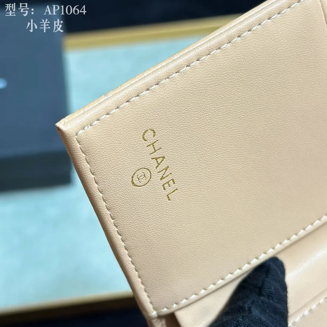 💰170 💎Top quality💖 𝑪𝑯𝑨𝑵𝑬𝑳 All sheepskin inside and outside 💕 Grandma’s annual hot 19 series The only series named after the year 2019; it was created by Lafayette and the current design director during his lifetime, witnessing the alternation of the two eras of the brand, uniquely meaningful! The enlarged rhombus pattern presents the leather chain style in the large Double C logo, giving it a strong nostalgic retro style. 19 series small mouth cover pure goat leather! Comes with new luogo. Stylish and elegant/original quality! The details are stunningly beautiful. Model: AP2158. Size: 10.7*9.5*2.7cm
