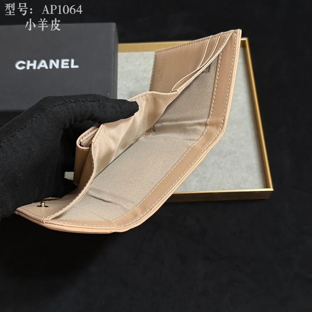 💰170 💎Top quality💖 𝑪𝑯𝑨𝑵𝑬𝑳 All sheepskin inside and outside 💕 Grandma’s annual hot 19 series The only series named after the year 2019; it was created by Lafayette and the current design director during his lifetime, witnessing the alternation of the two eras of the brand, uniquely meaningful! The enlarged rhombus pattern presents the leather chain style in the large Double C logo, giving it a strong nostalgic retro style. 19 series small mouth cover pure goat leather! Comes with new luogo. Stylish and elegant/original quality! The details are stunningly beautiful. Model: AP2158. Size: 10.7*9.5*2.7cm