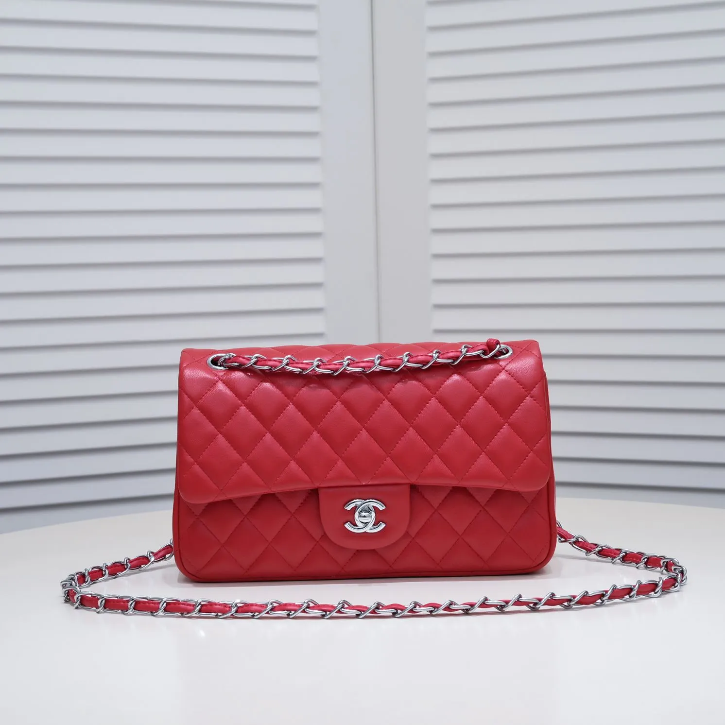 💰400￥Big red Chanel🔥Exclusive quality real shot shipment✈️Official website updated simultaneously👑Chanel sheep pattern classic style with original hardware, summer style is coming💋CHANEL ‼ ️Crossbody bag, sheepskin with red lining🌸‼ ️ 🙈Fashion new favorite🙈 Size: 25.5*16*6.5. Style number: 1112 sheepskin