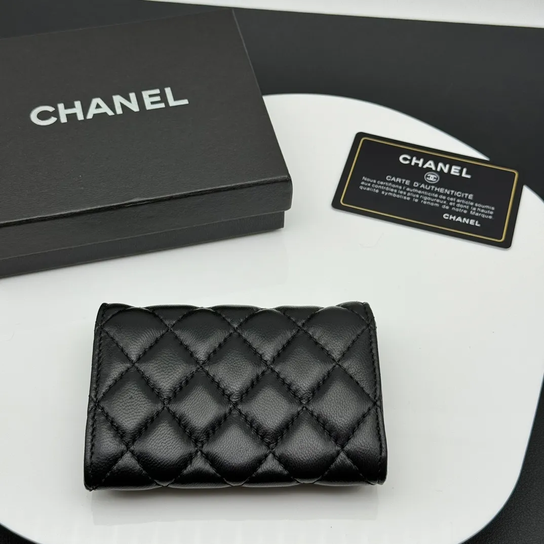 💰130 💎Top quality 💖 𝑪𝑯𝑨𝑵𝑬𝑳 Sheep pattern black/silver 💌 23K classic diamond pattern lambskin Chanel wallet 👛 CHANEL Classic Series Many new cf small card bags have arrived! This card holder has an extra card pocket at the back than the previous classic card holder❤️You can store cards and coins separately😊A very practical coin purse❤️Model number: AP458 Size: 11X7.5X2