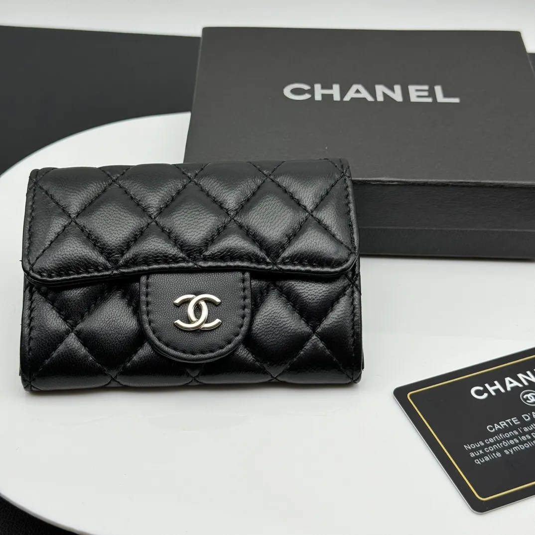 💰130 💎Top quality 💖 𝑪𝑯𝑨𝑵𝑬𝑳 Sheep pattern black/silver 💌 23K classic diamond pattern lambskin Chanel wallet 👛 CHANEL Classic Series Many new cf small card bags have arrived! This card holder has an extra card pocket at the back than the previous classic card holder❤️You can store cards and coins separately😊A very practical coin purse❤️Model number: AP458 Size: 11X7.5X2