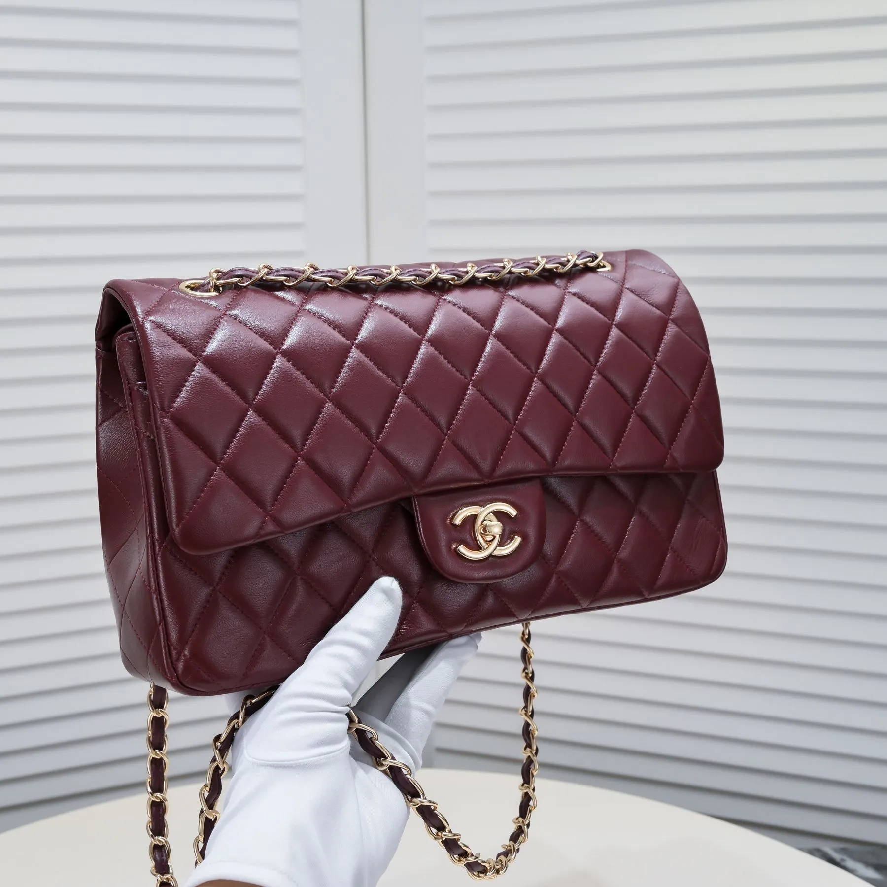 💰460￥maroon [color] Chanel [color] century classic, carefully crafted with exquisite workmanship of every stitch and thread, imported sheepskin with original hardware, full of rhombus 💯The shape of the whole bag is particularly perfect in softness 👍👍😔😔Classic and irresistible, size: 30X18X8cm, style number: 1113