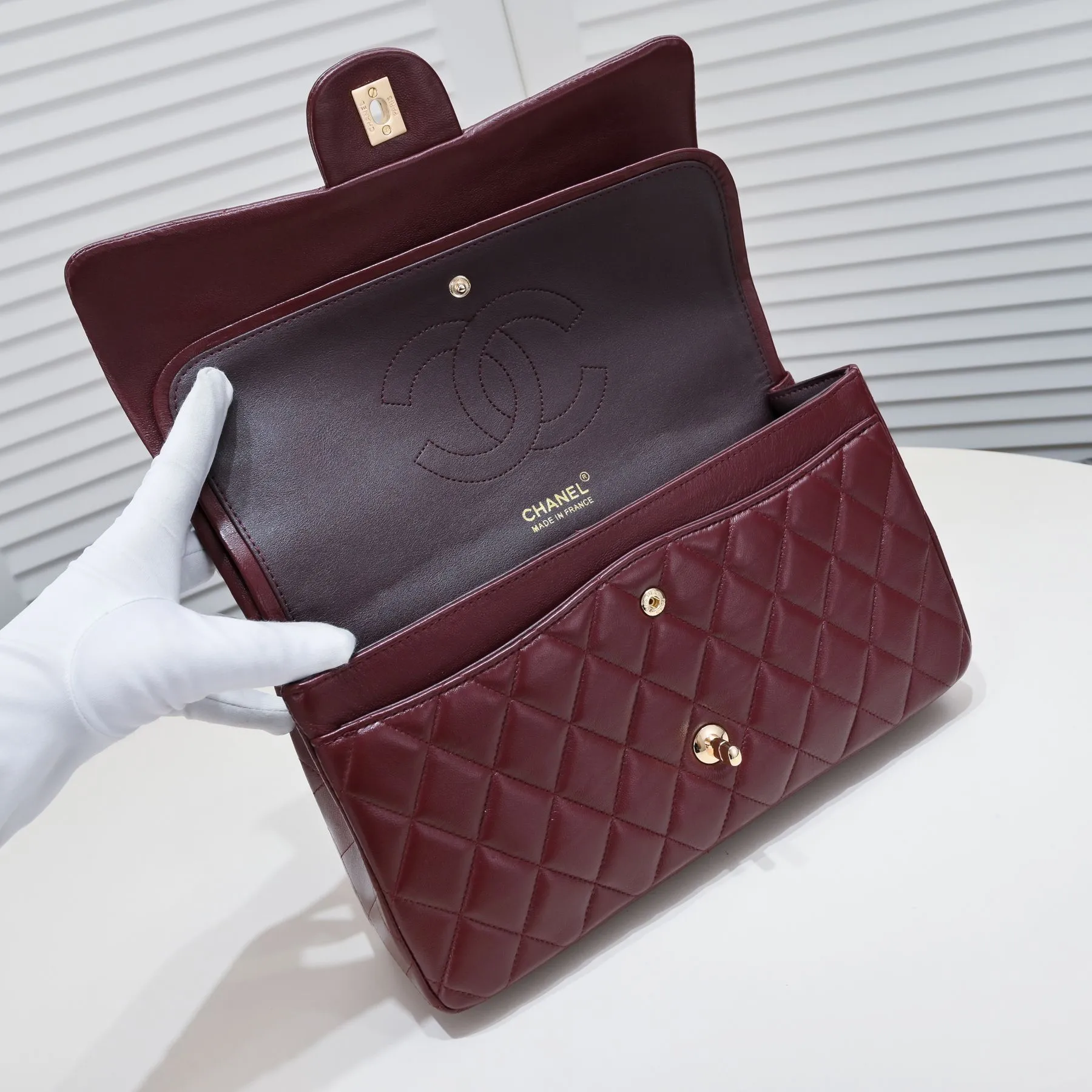 💰460￥maroon [color] Chanel [color] century classic, carefully crafted with exquisite workmanship of every stitch and thread, imported sheepskin with original hardware, full of rhombus 💯The shape of the whole bag is particularly perfect in softness 👍👍😔😔Classic and irresistible, size: 30X18X8cm, style number: 1113