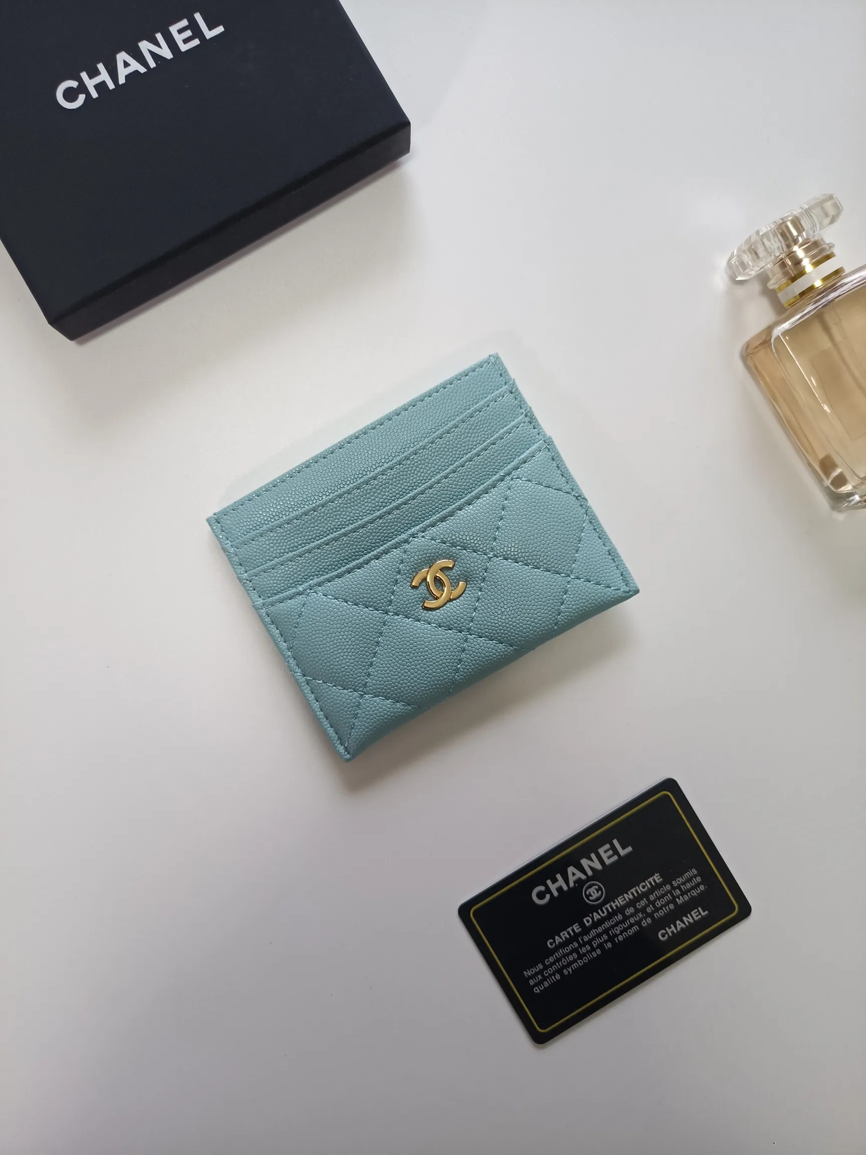 💰100💰 chanel 2025 new product card holder lambskin, seven card slots, can hold change, imported Italian lambskin + hardware logo, so beautiful, love it. The color is as shown in the picture, easy and fast storage, mini card holder No.: AP8964 Size: w11×h10cm