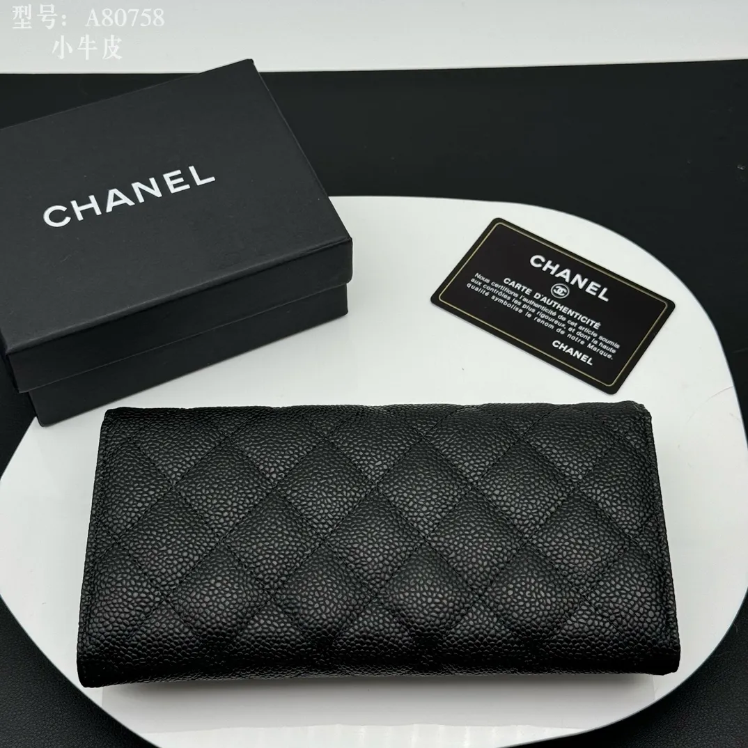 💰190 💎Top quality, full leather inside and outside 💓𝑪𝑯𝑨𝑵𝑬𝑳 Chanel Caviar/Black Silver, same as Fragrance counter, original quality! The new bifold is made of imported sheepskin and imported caviar cowhide, which are made with precision. The exquisite original iconic logo is eye-catching and makes girls irresistible! A zipper bag, a large cash slot, multiple compartments, and a perfect size. Whether it is placed in a large bag or a small bag or held in the palm of your hand, it is eye-catching and hard to put down. It is not only exquisite but also extremely practical! Xiaoxiang imported Italian grained calfskin Item number: A80758 Size: w19×h10.5×3cm