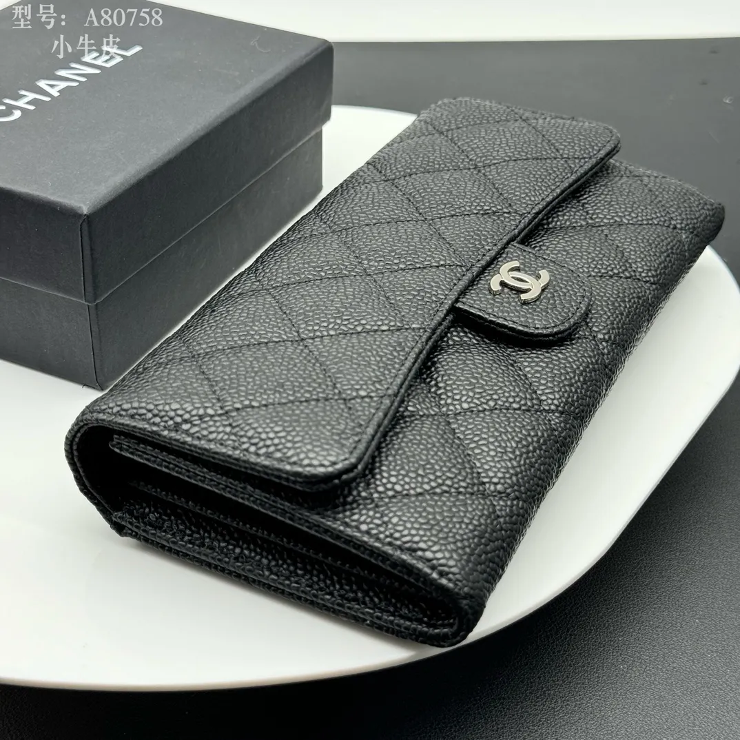 💰190 💎Top quality, full leather inside and outside 💓𝑪𝑯𝑨𝑵𝑬𝑳 Chanel Caviar/Black Silver, same as Fragrance counter, original quality! The new bifold is made of imported sheepskin and imported caviar cowhide, which are made with precision. The exquisite original iconic logo is eye-catching and makes girls irresistible! A zipper bag, a large cash slot, multiple compartments, and a perfect size. Whether it is placed in a large bag or a small bag or held in the palm of your hand, it is eye-catching and hard to put down. It is not only exquisite but also extremely practical! Xiaoxiang imported Italian grained calfskin Item number: A80758 Size: w19×h10.5×3cm