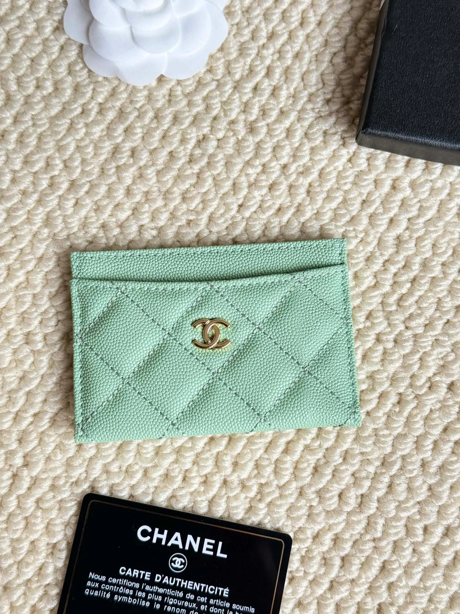 💰100Chanel Chanel counter classic card holder Model number: AP456 Made of cowhide caviar, a classic and timeless mini card holder. Super cute😍 Size: 7.5×11.2×0.5cm Fine workmanship and high-end quality