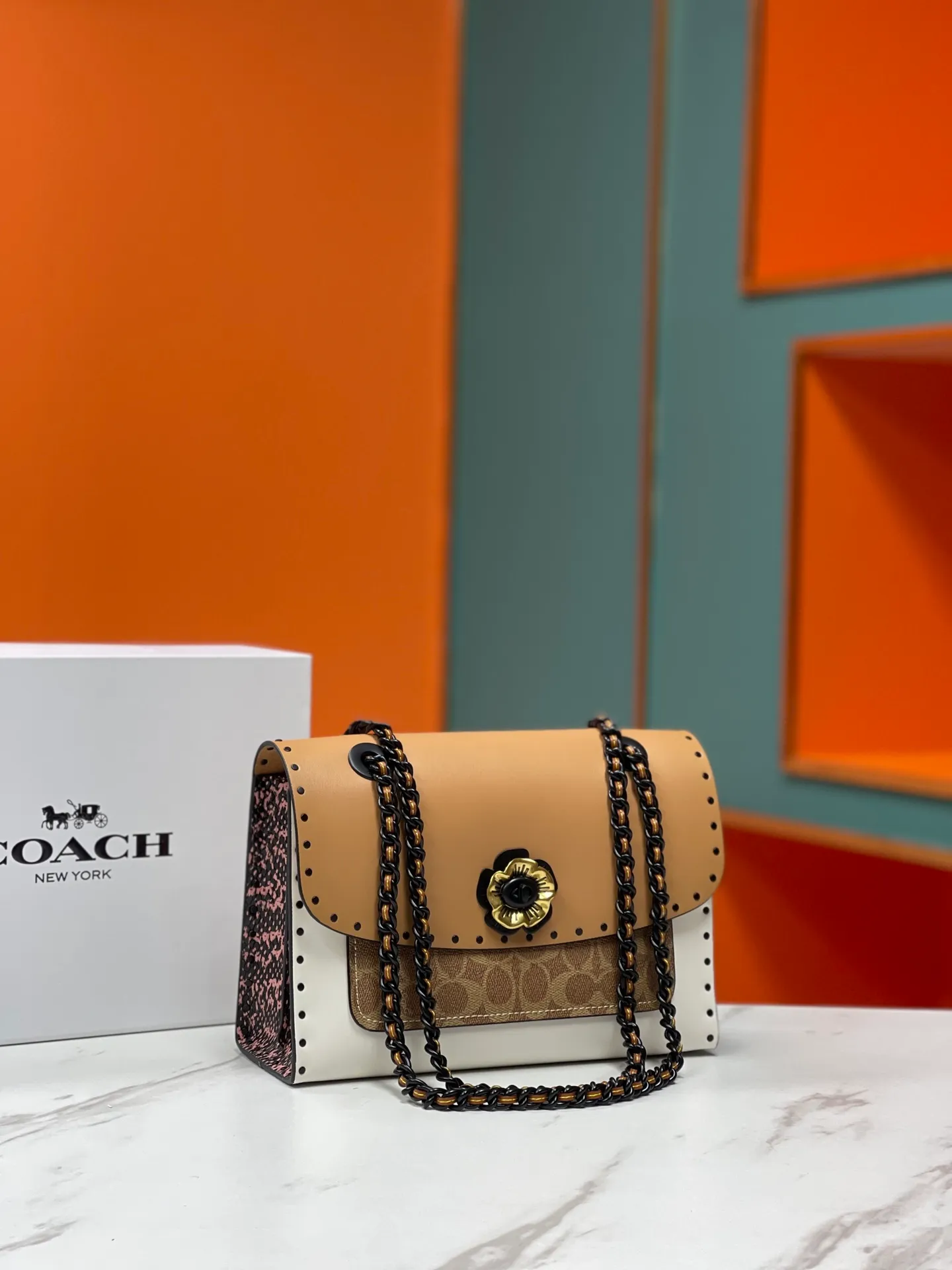 Batch 610💰 Original quality coach model 29416 Classic logo canvas rivets and snakeskin details MADISON shoulder bag Madison has both durable style and modern design, and can be used for various occasions such as work and leisure. Crafted from refined calfskin and Signature canvas with genuine snakeskin leather, it features polished rivets, an external pocket for easy access to everyday essentials and tea rose turn-lock fasteners. Lined in fabric, it comes with a leather chain strap that doubles as a long shoulder strap or as two short handles. Size: 26*17.5*10