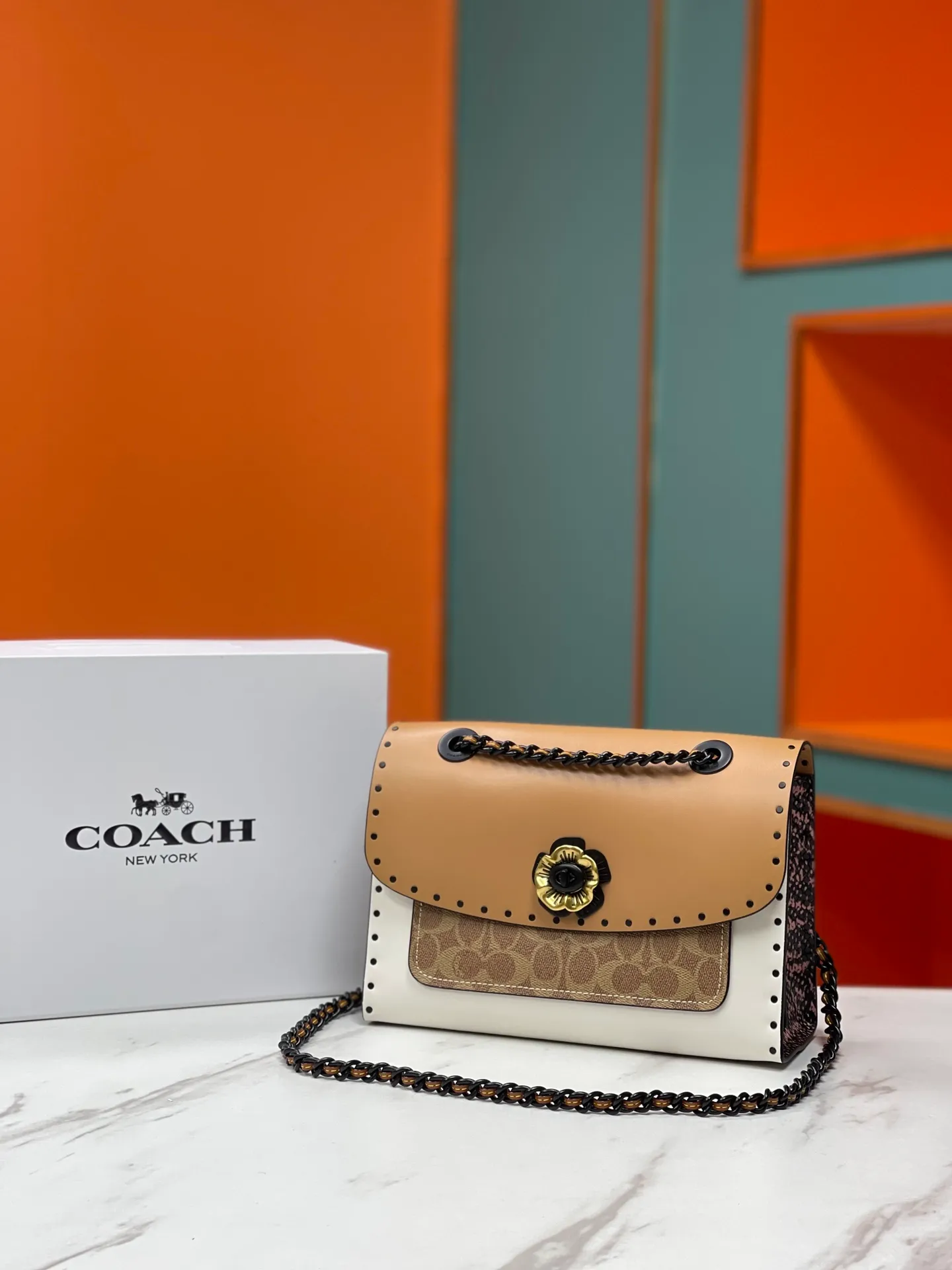 Batch 610💰 Original quality coach model 29416 Classic logo canvas rivets and snakeskin details MADISON shoulder bag Madison has both durable style and modern design, and can be used for various occasions such as work and leisure. Crafted from refined calfskin and Signature canvas with genuine snakeskin leather, it features polished rivets, an external pocket for easy access to everyday essentials and tea rose turn-lock fasteners. Lined in fabric, it comes with a leather chain strap that doubles as a long shoulder strap or as two short handles. Size: 26*17.5*10