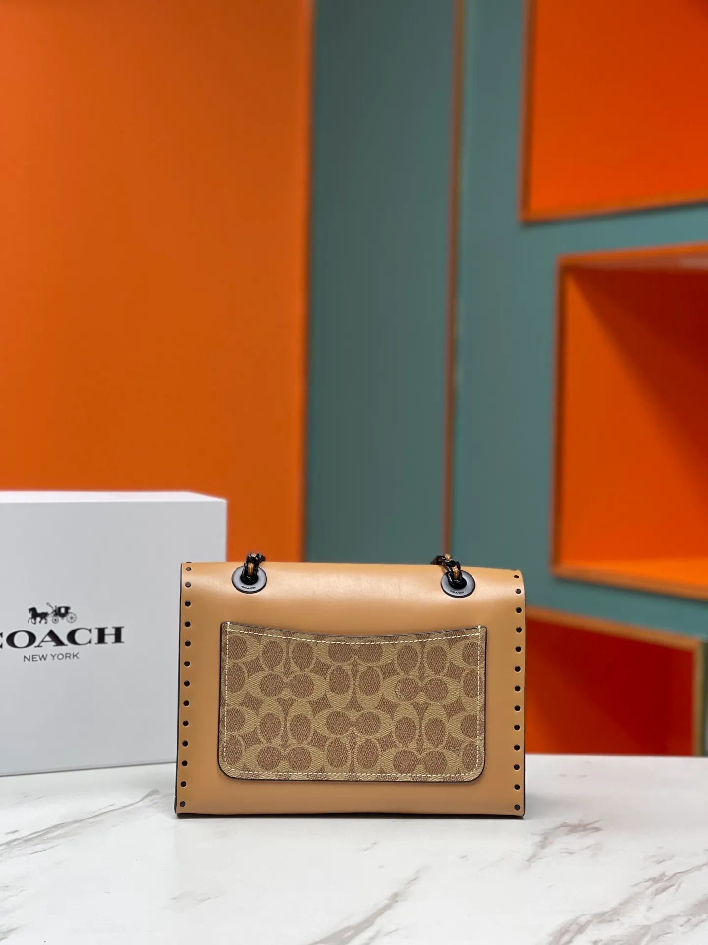 Batch 610💰 Original quality coach model 29416 Classic logo canvas rivets and snakeskin details MADISON shoulder bag Madison has both durable style and modern design, and can be used for various occasions such as work and leisure. Crafted from refined calfskin and Signature canvas with genuine snakeskin leather, it features polished rivets, an external pocket for easy access to everyday essentials and tea rose turn-lock fasteners. Lined in fabric, it comes with a leather chain strap that doubles as a long shoulder strap or as two short handles. Size: 26*17.5*10