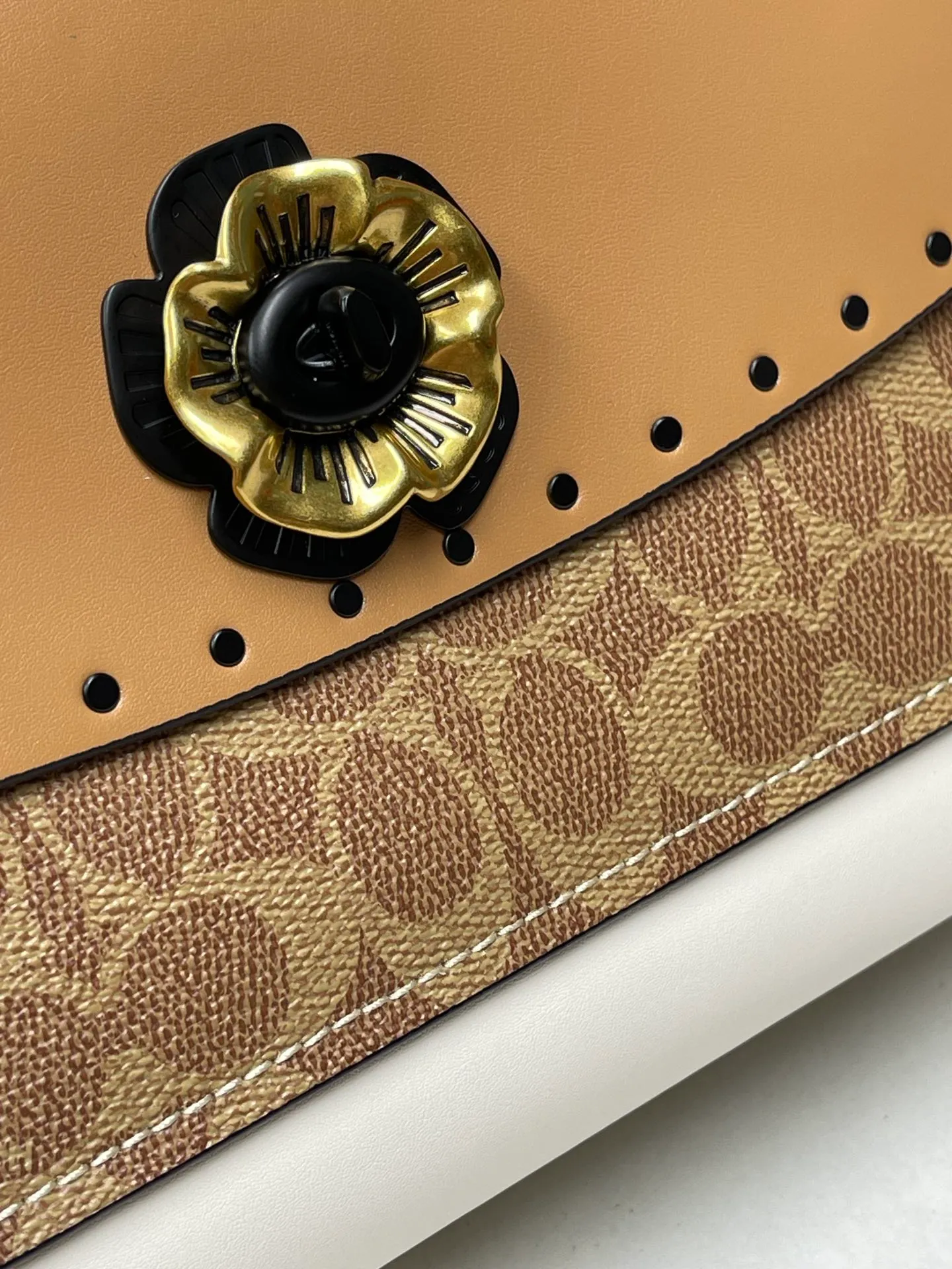 Batch 610💰 Original quality coach model 29416 Classic logo canvas rivets and snakeskin details MADISON shoulder bag Madison has both durable style and modern design, and can be used for various occasions such as work and leisure. Crafted from refined calfskin and Signature canvas with genuine snakeskin leather, it features polished rivets, an external pocket for easy access to everyday essentials and tea rose turn-lock fasteners. Lined in fabric, it comes with a leather chain strap that doubles as a long shoulder strap or as two short handles. Size: 26*17.5*10