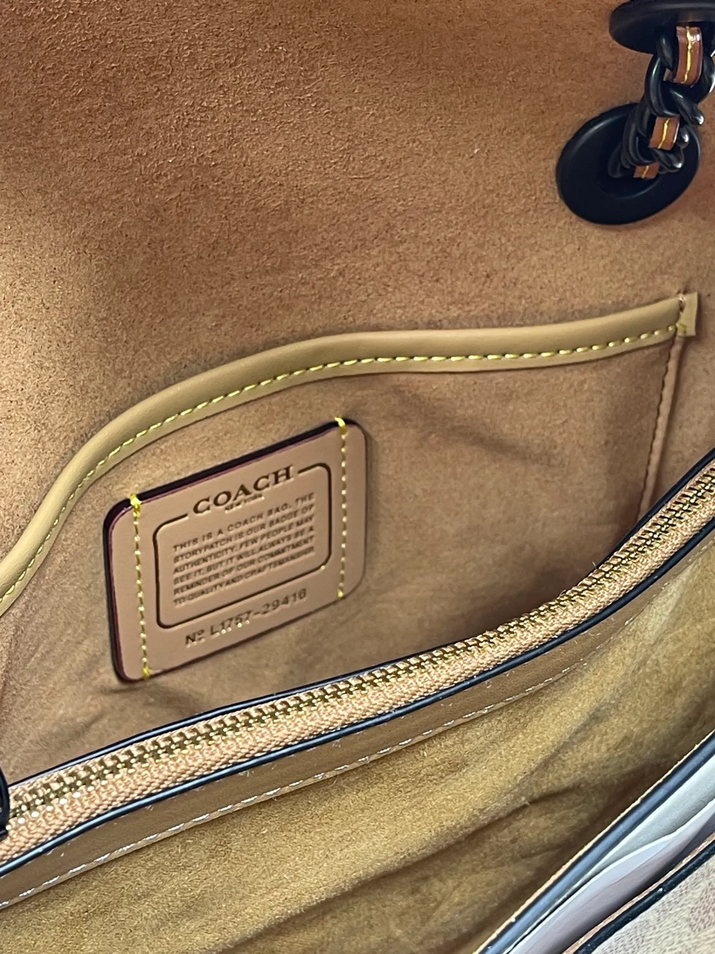 Batch 610💰 Original quality coach model 29416 Classic logo canvas rivets and snakeskin details MADISON shoulder bag Madison has both durable style and modern design, and can be used for various occasions such as work and leisure. Crafted from refined calfskin and Signature canvas with genuine snakeskin leather, it features polished rivets, an external pocket for easy access to everyday essentials and tea rose turn-lock fasteners. Lined in fabric, it comes with a leather chain strap that doubles as a long shoulder strap or as two short handles. Size: 26*17.5*10